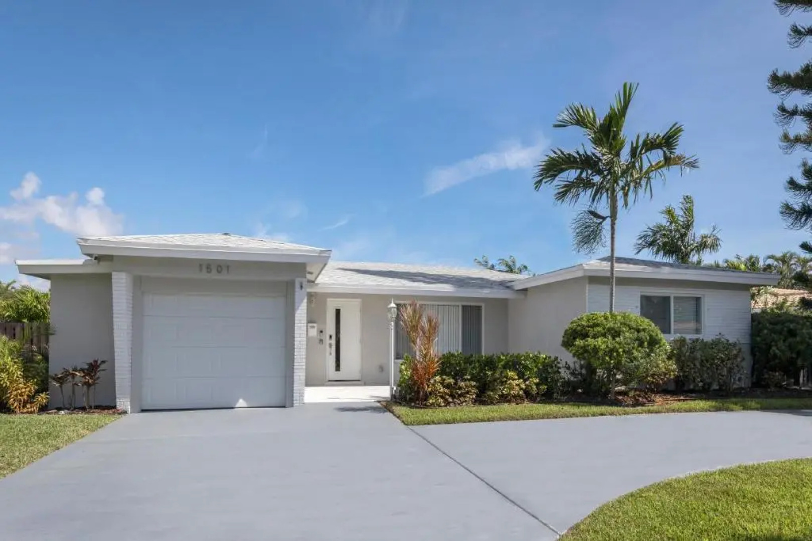 Amazing! 3br 2ba Sofa Bed, Near Beach, Heated Pool, Full Kitchen, WiFI, Patio, BBQ, Private Yard, Peaceful Neighborhood