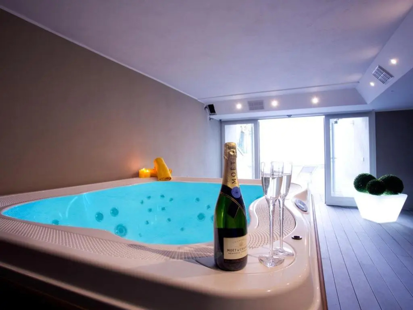 State of the Art Home Suite with 180° Panoramic Lake View, Pool, Sauna & Jacuzzi