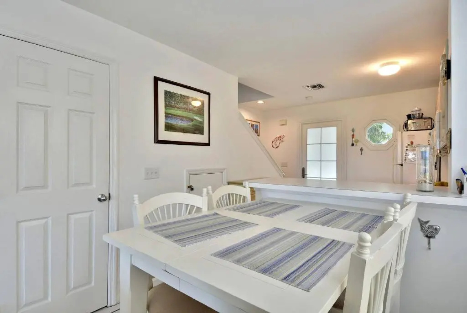 Coral Breeze by Avantstay Close to Beach w/ Balcony & Shared Pool! Month Long Stays Only