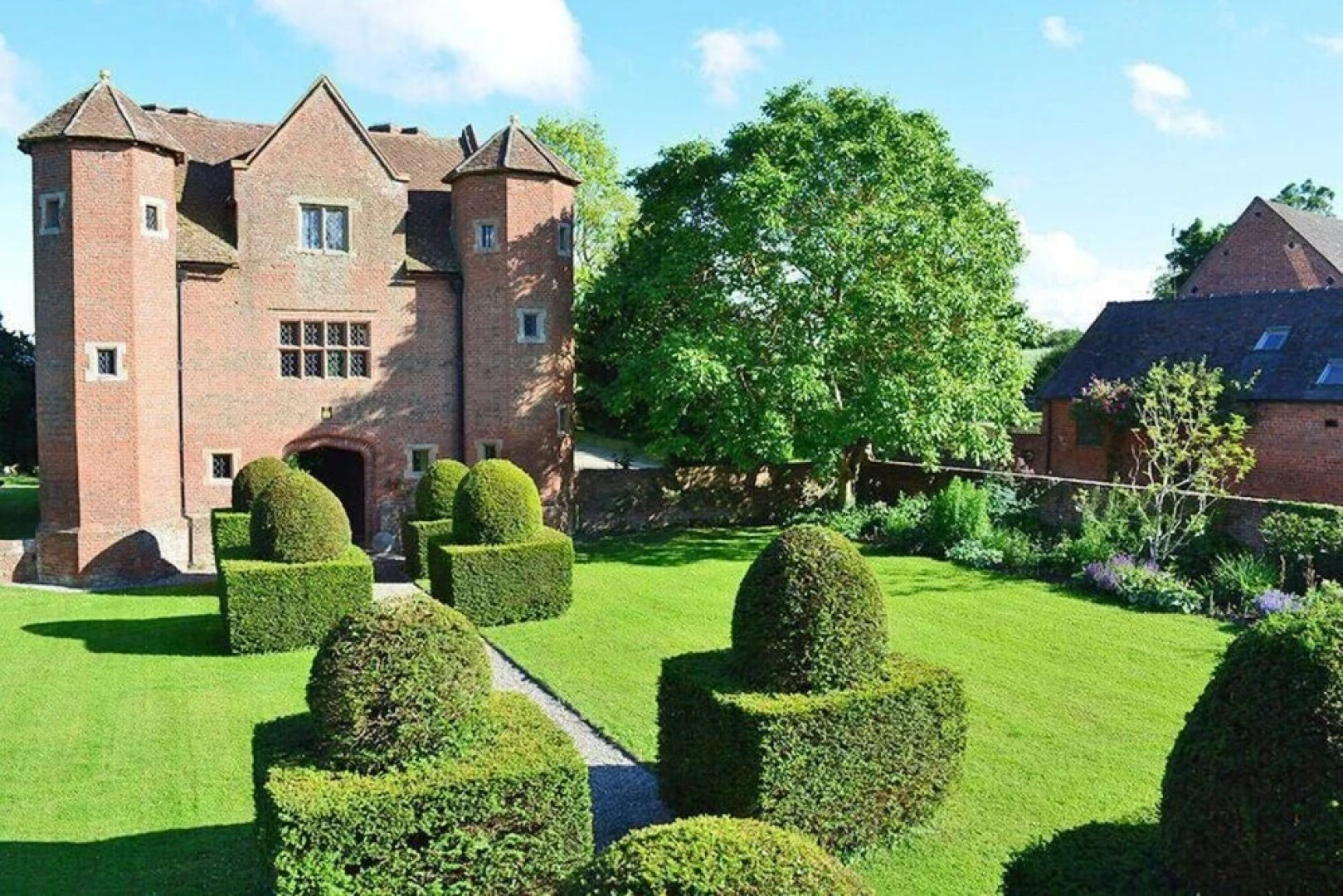 Beautifully converted 19th century coach house with stunning ground fl