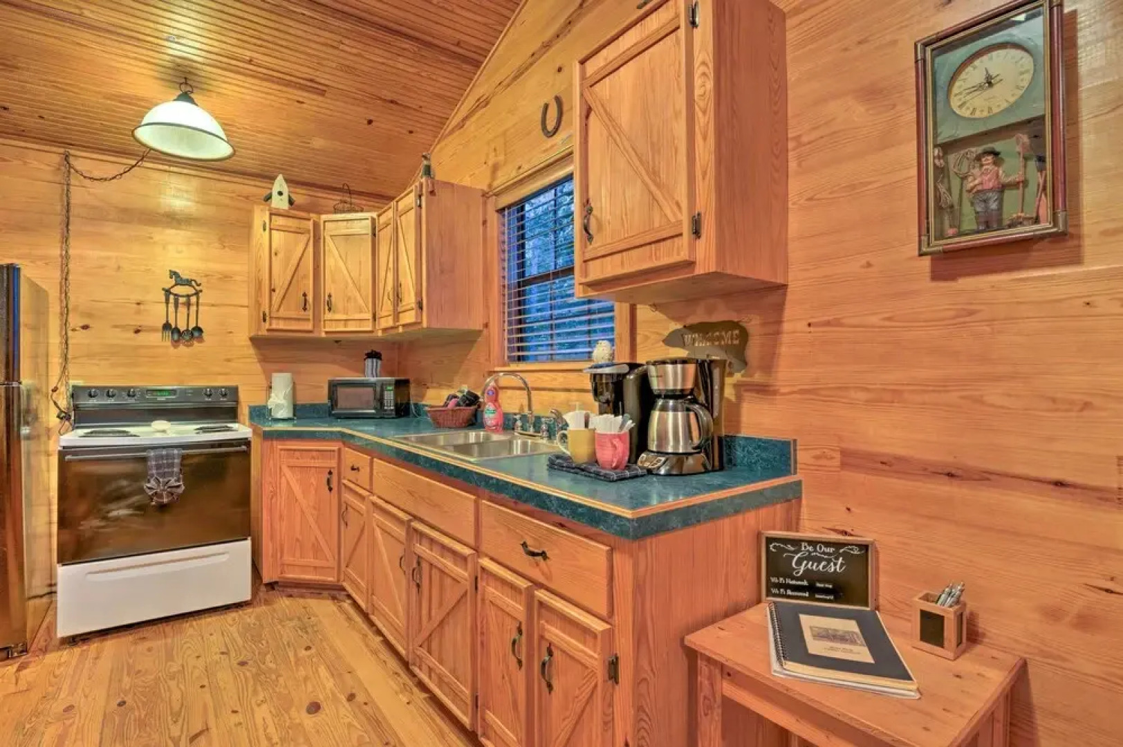 Hochatown Hideaway w/ Hot Tub, Grill & Fire Pit!