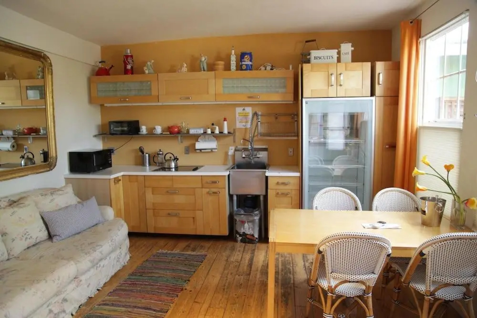 Metro Hotel and Cafe