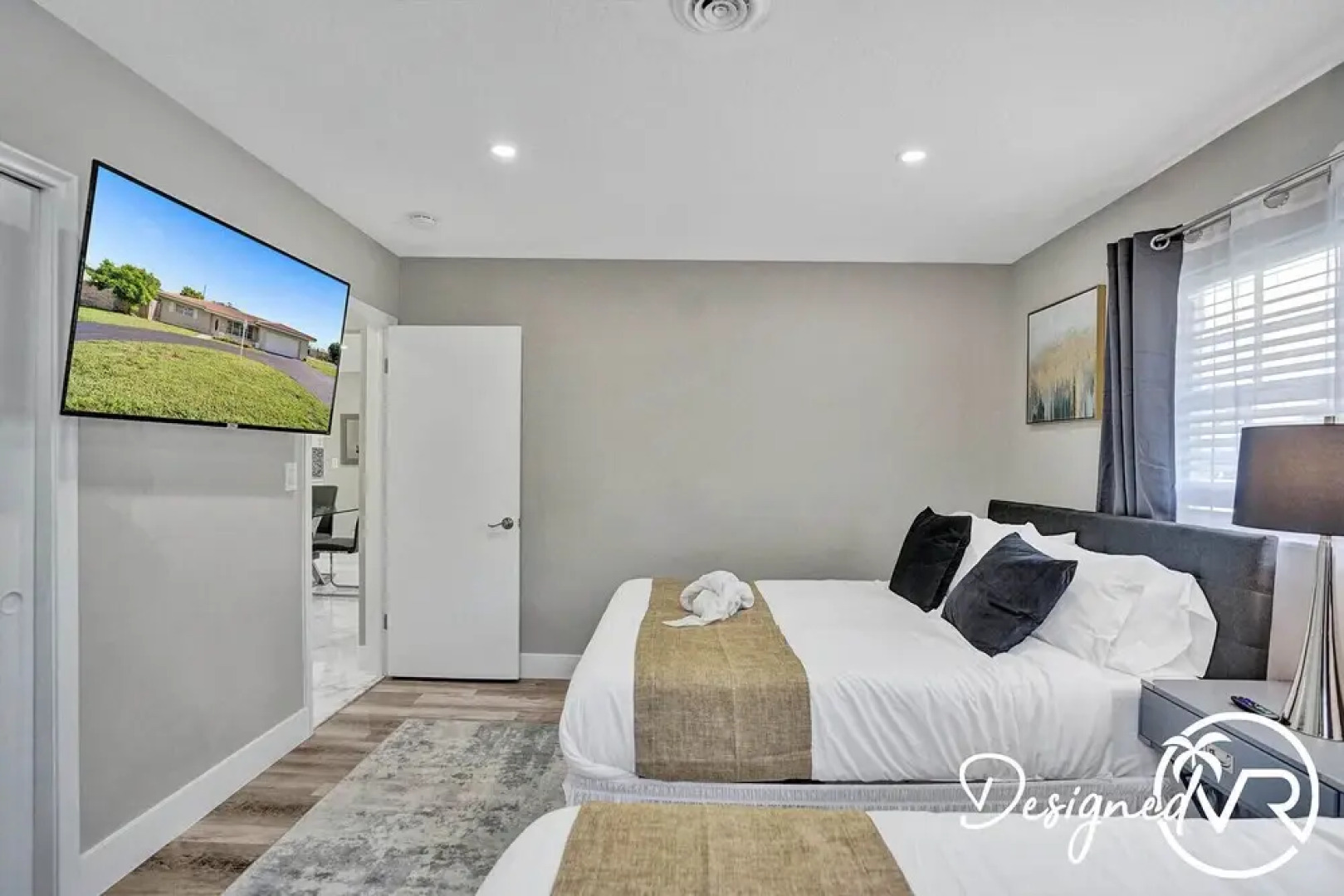 Chic 3BR w heated pool 1 mile to Beach