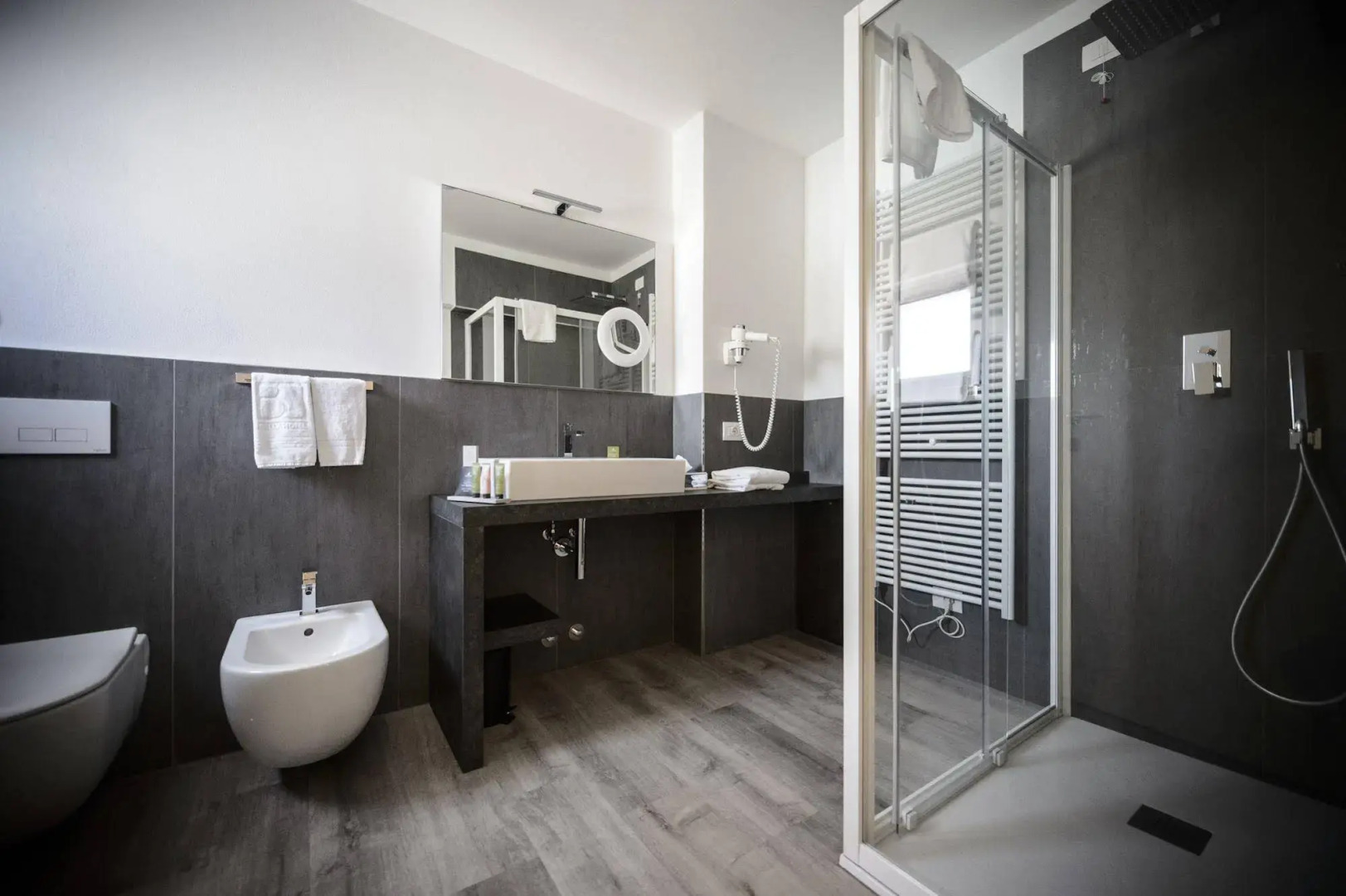 Bella Hotel & Restaurant