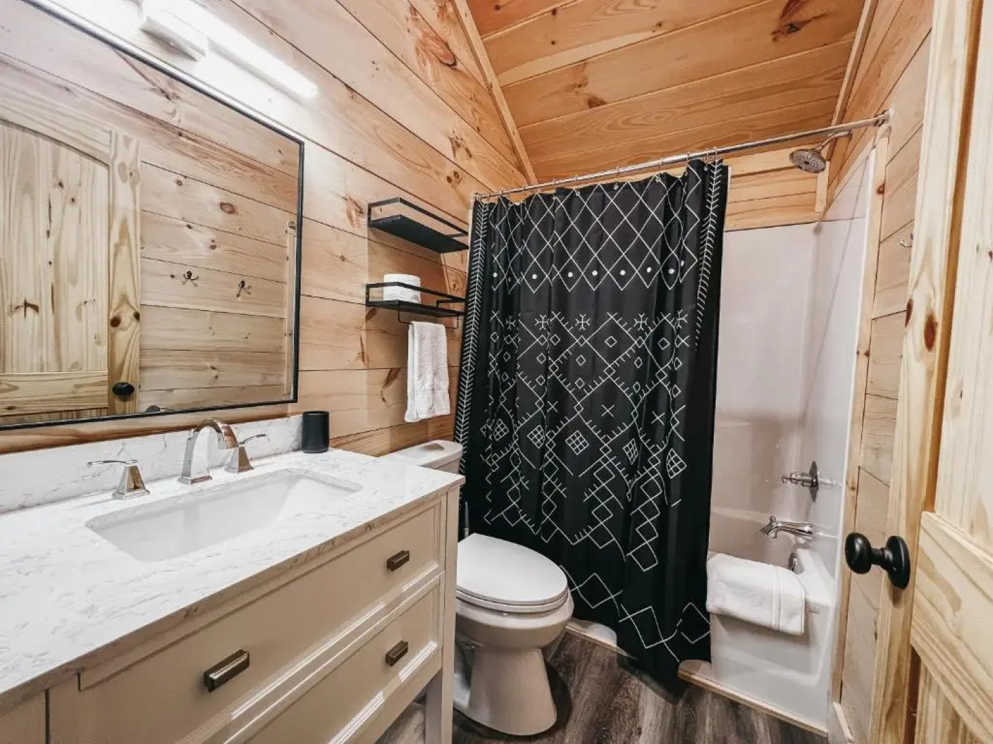 Adorable Studio Style Cabin Located Minutes From Lake Hartwell Cabin #1