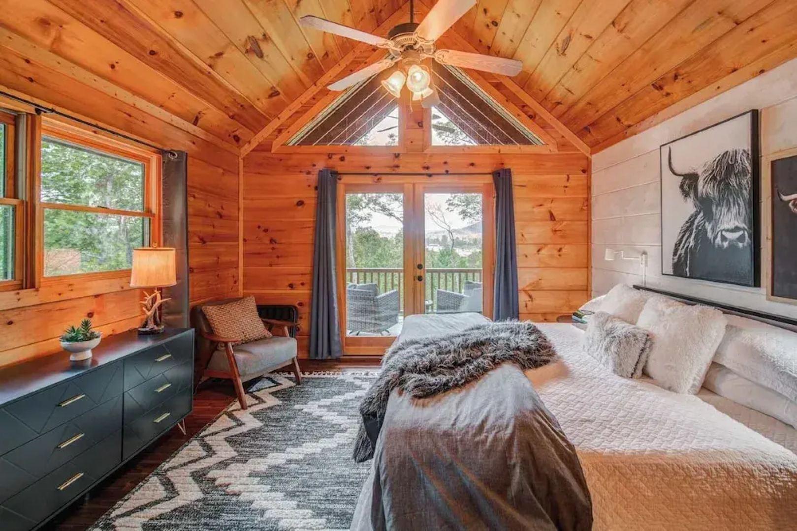 Gorgeous & Secluded 3 BDR Cabin in Mineral Bluff!