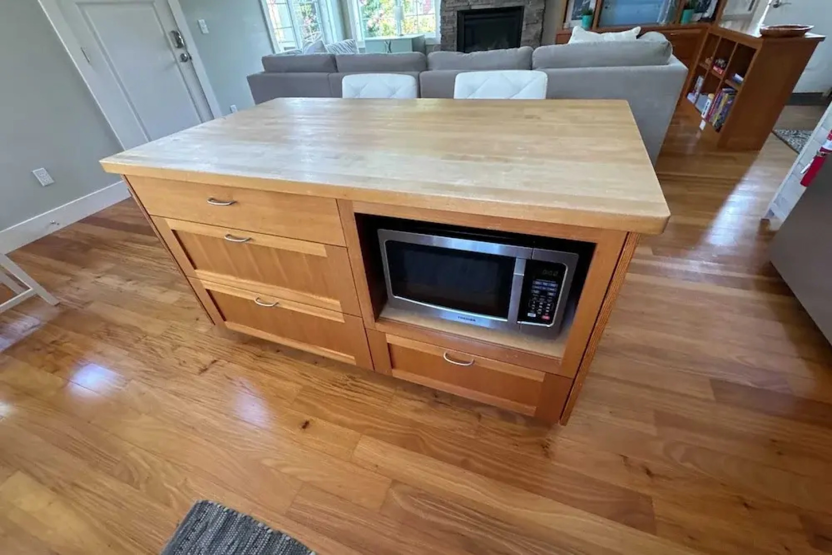 Sunny Backyard, Fireplace, Coastal Access in Peaceful Neighborhood Near Shopping