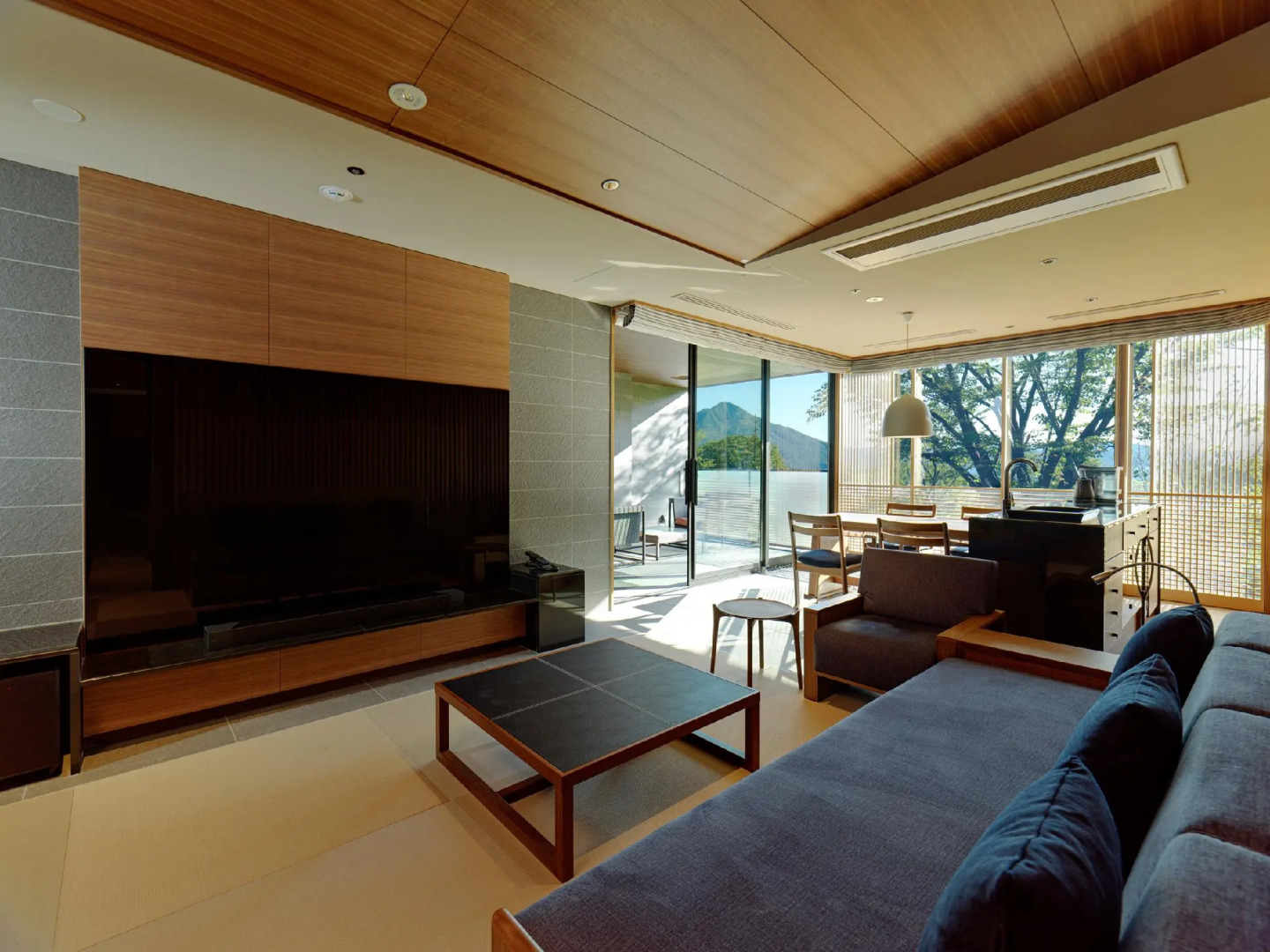 Lake Shikotsu Tsuruga Besso Ao no Za