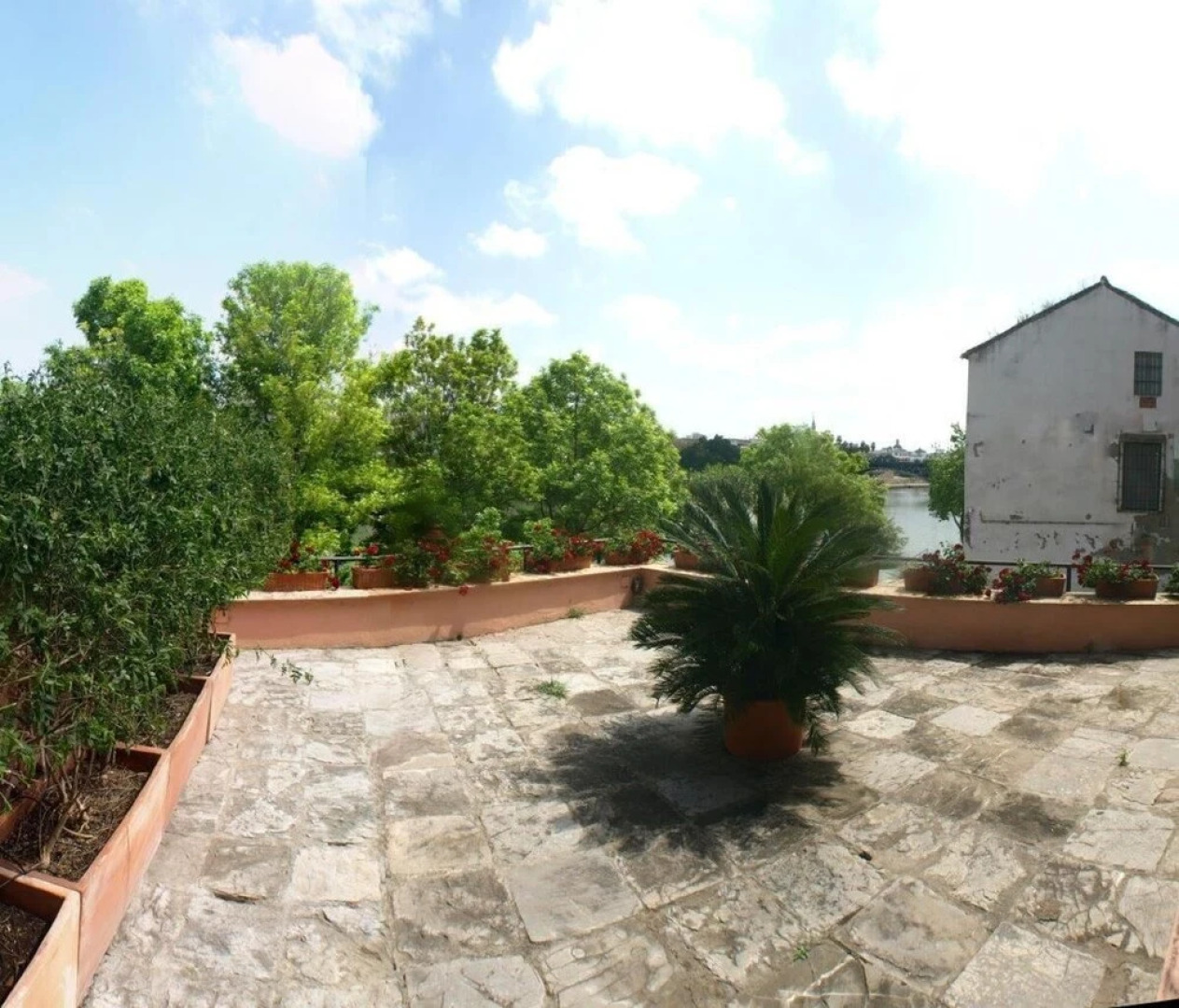 Bonito Piso Junto al Rio