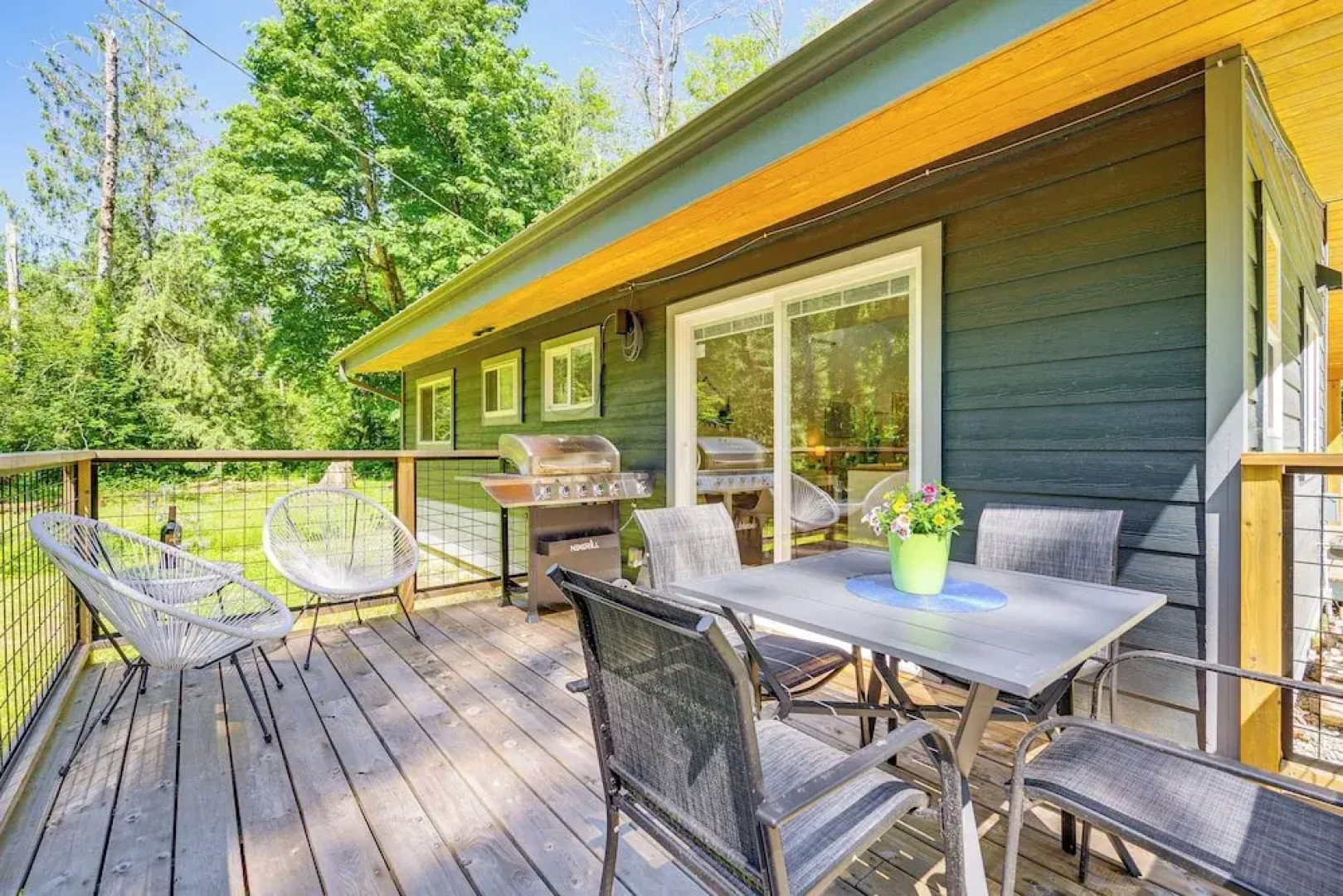 Deck, Hot Tub & Views: Sleek Getaway in Index!