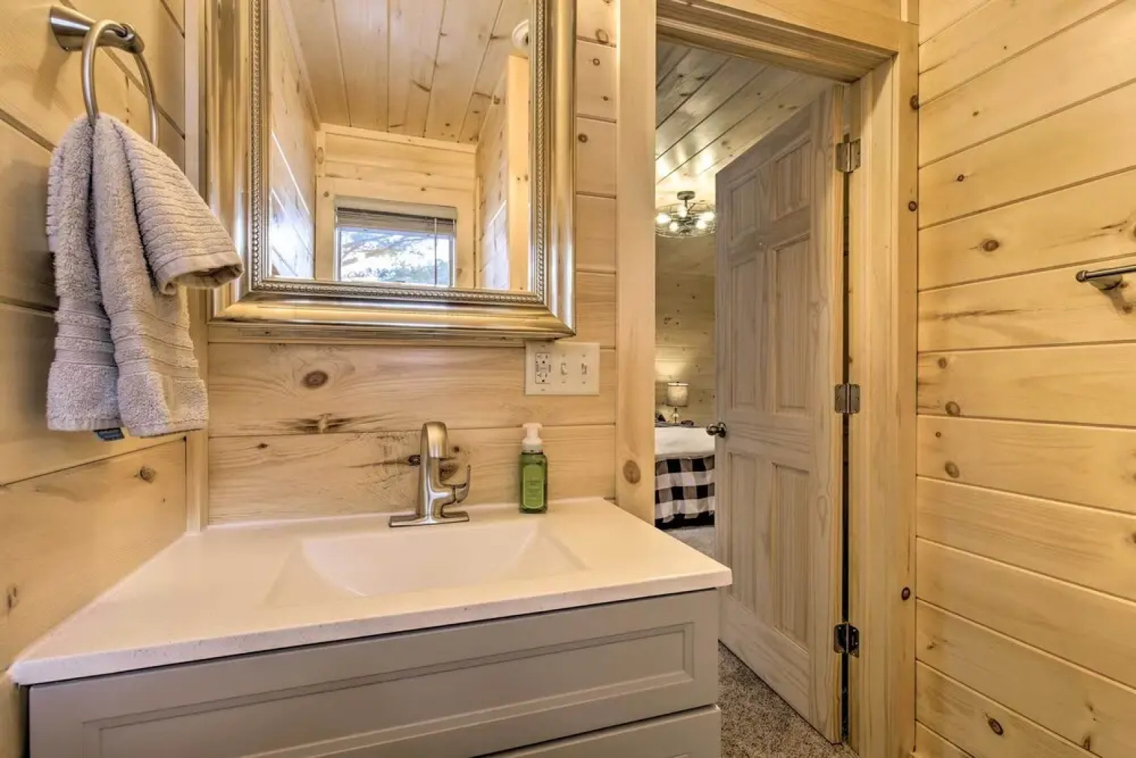 Charming Lost Lake Cabin: Fish, Boat & Hunt!