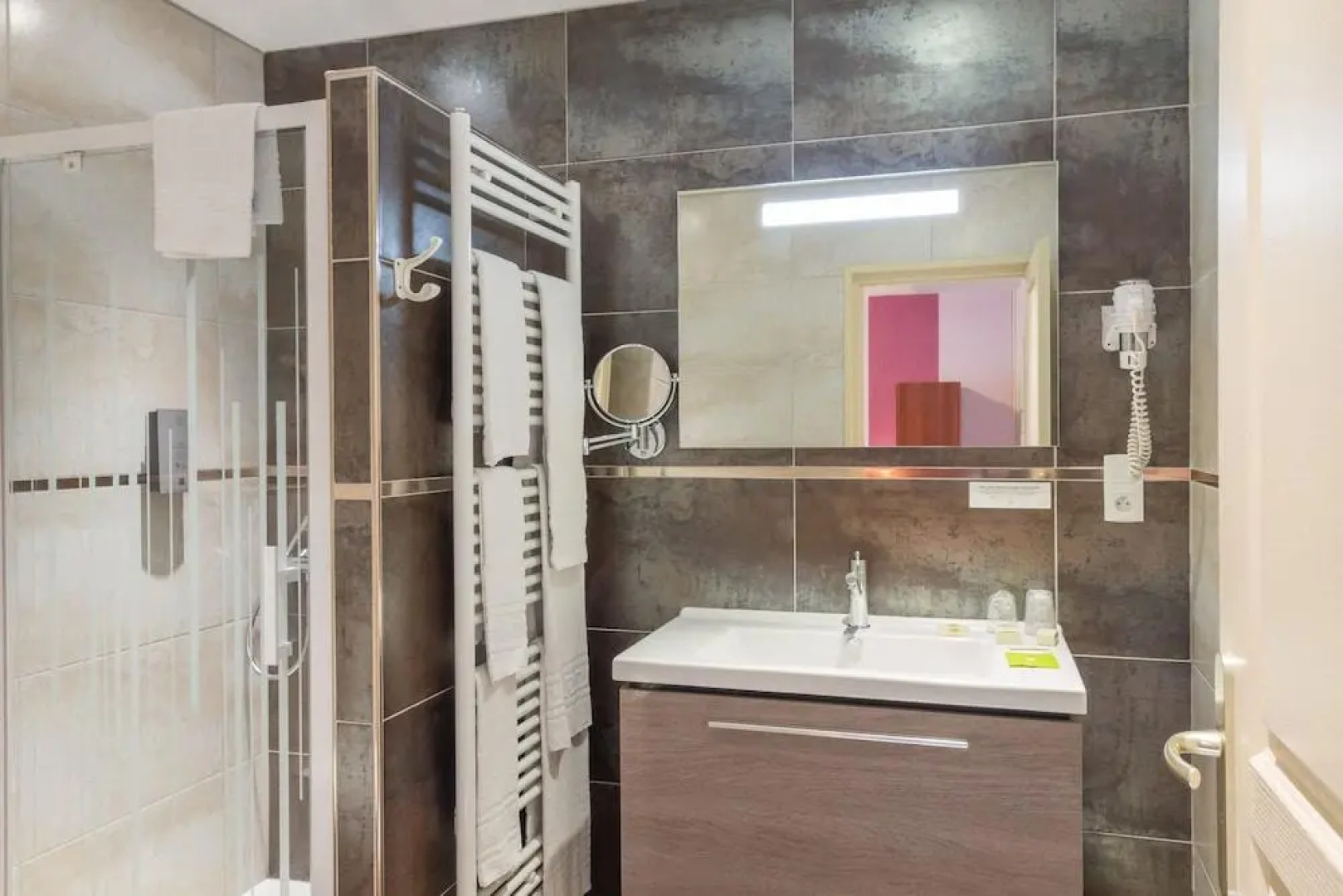 Logis Hôtel Les Platanes