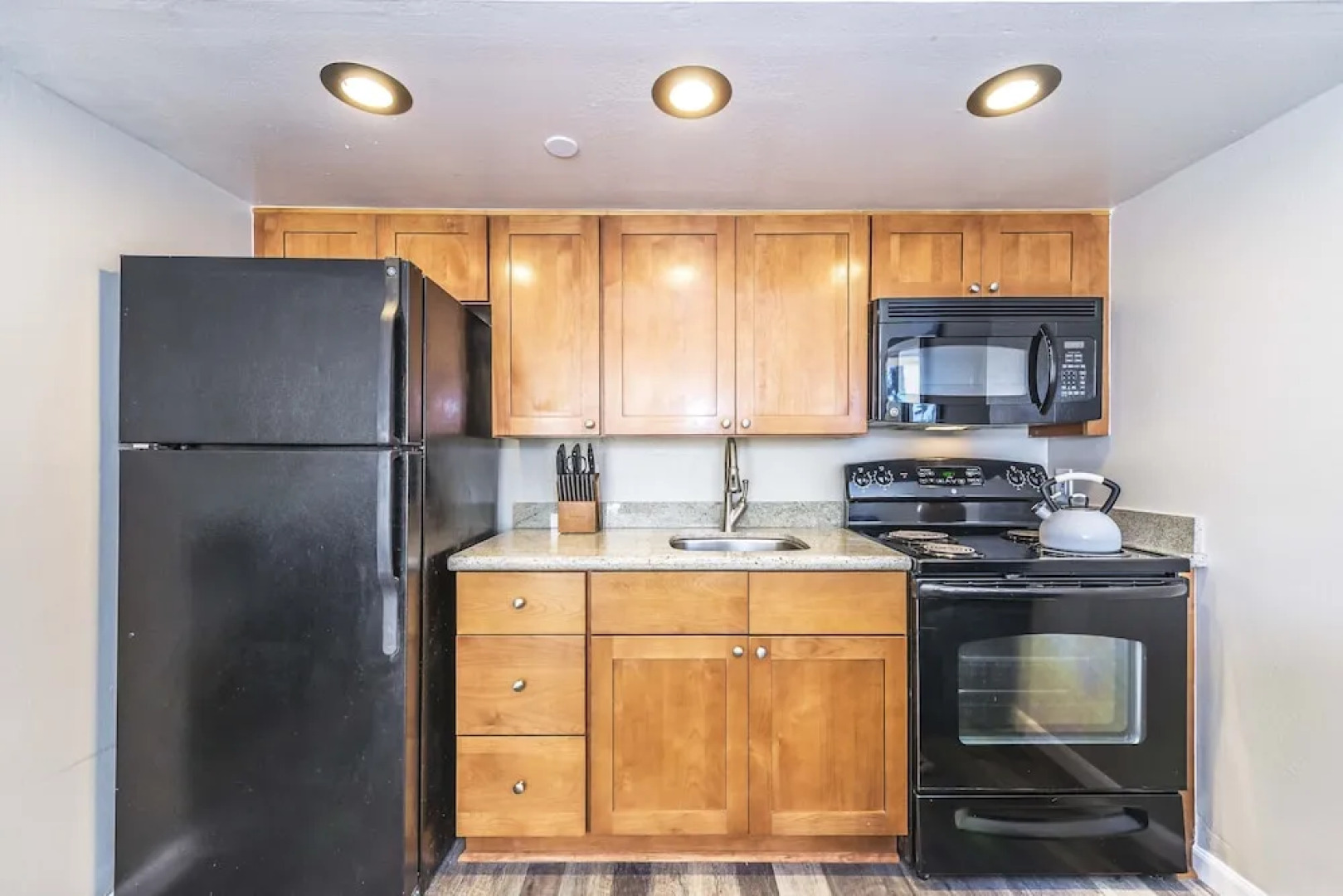 Royal Kahana 318 Studio Bedroom Condo by RedAwning