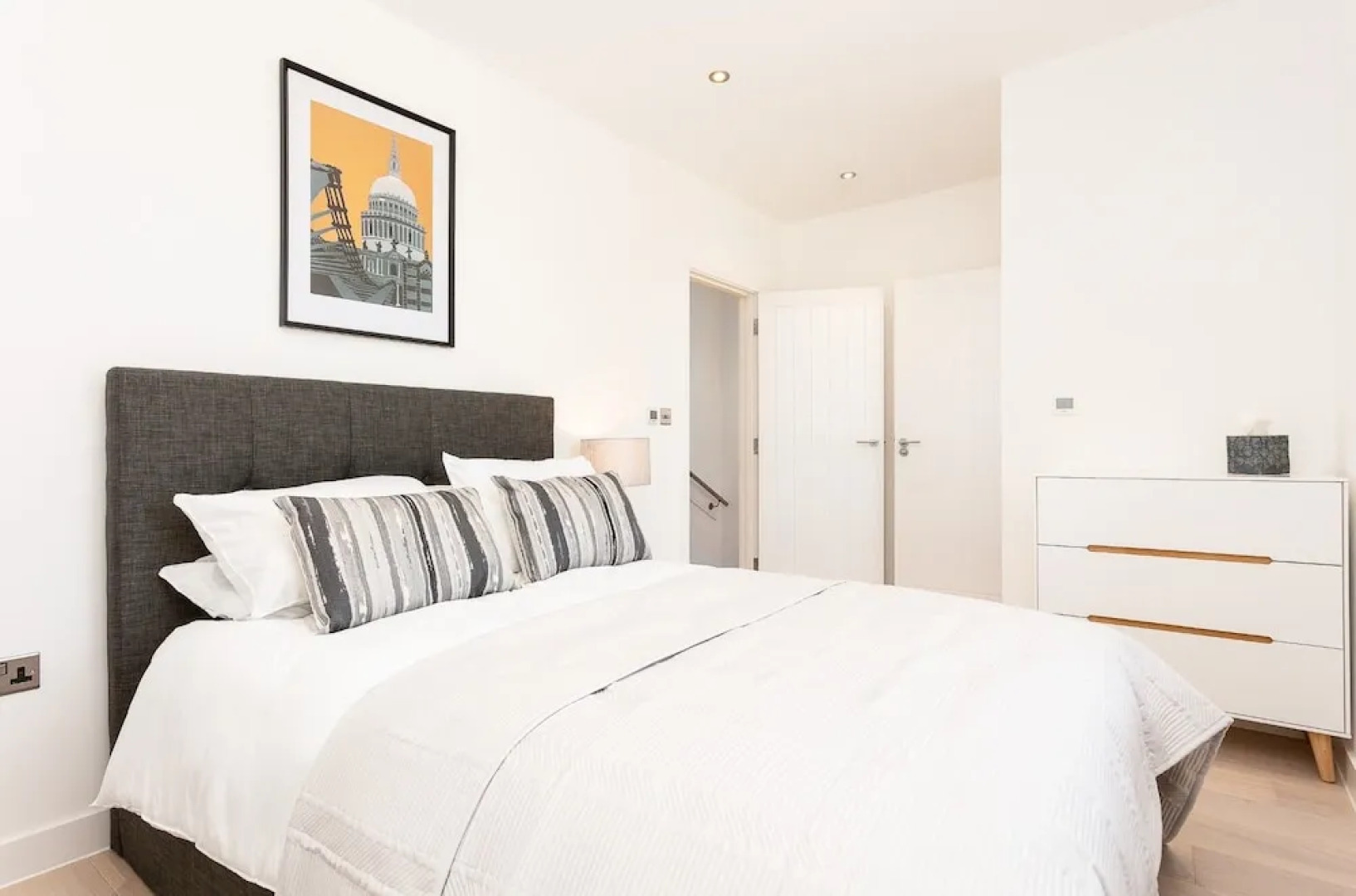 New High Spec 2bed Townhouse in Bath N.4