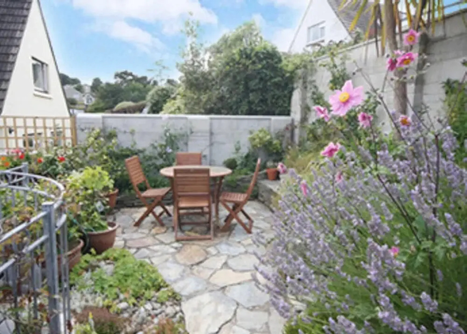 Detached House, 2 Bed, Sleeps 4, Parking