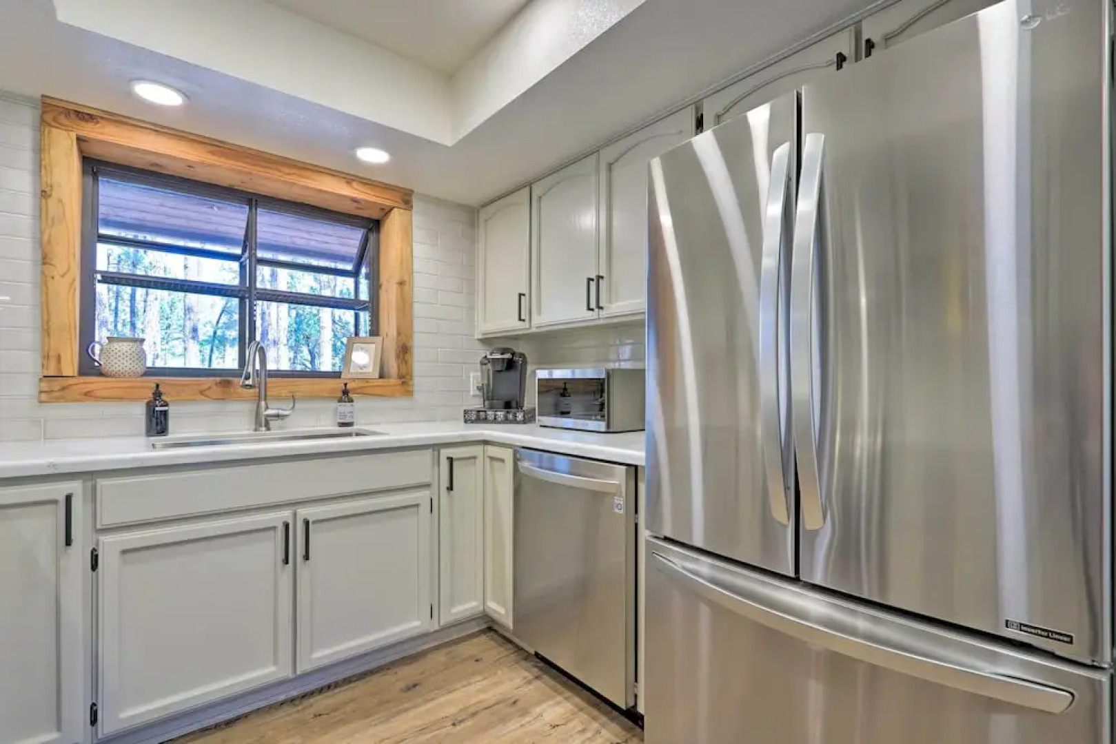 Deck, Games & Fire Pit: Modern Pine Cabin!