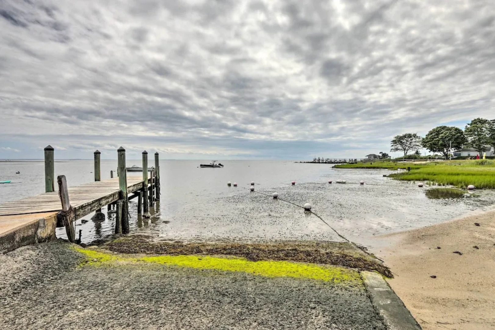 'grandma's Cottage' w/ Sunroom: Walk to Beach