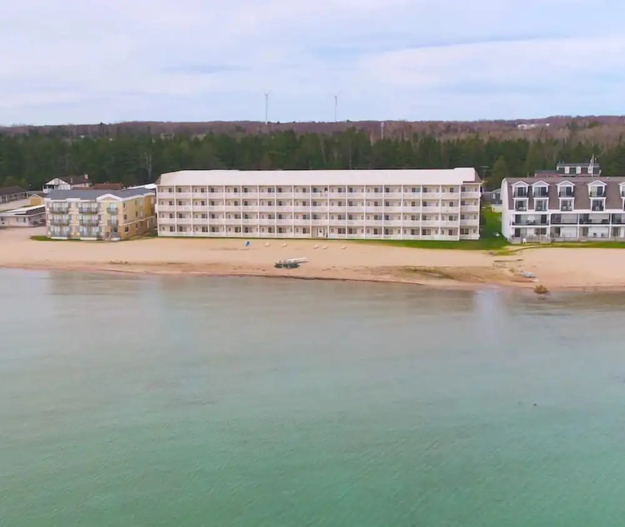 Mackinaw Beach & Bay Inn & Suites