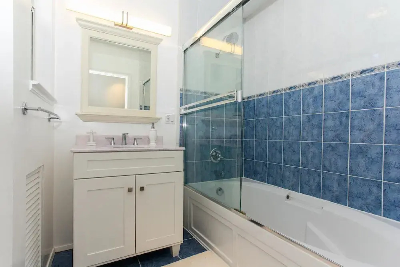 Stylish 2BR Sunset House W Parking by RedAwning