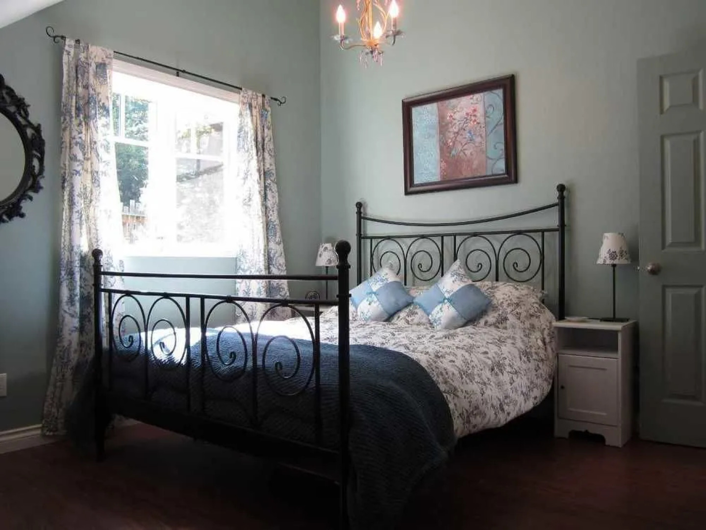 Cosy Woodpecker Cottage