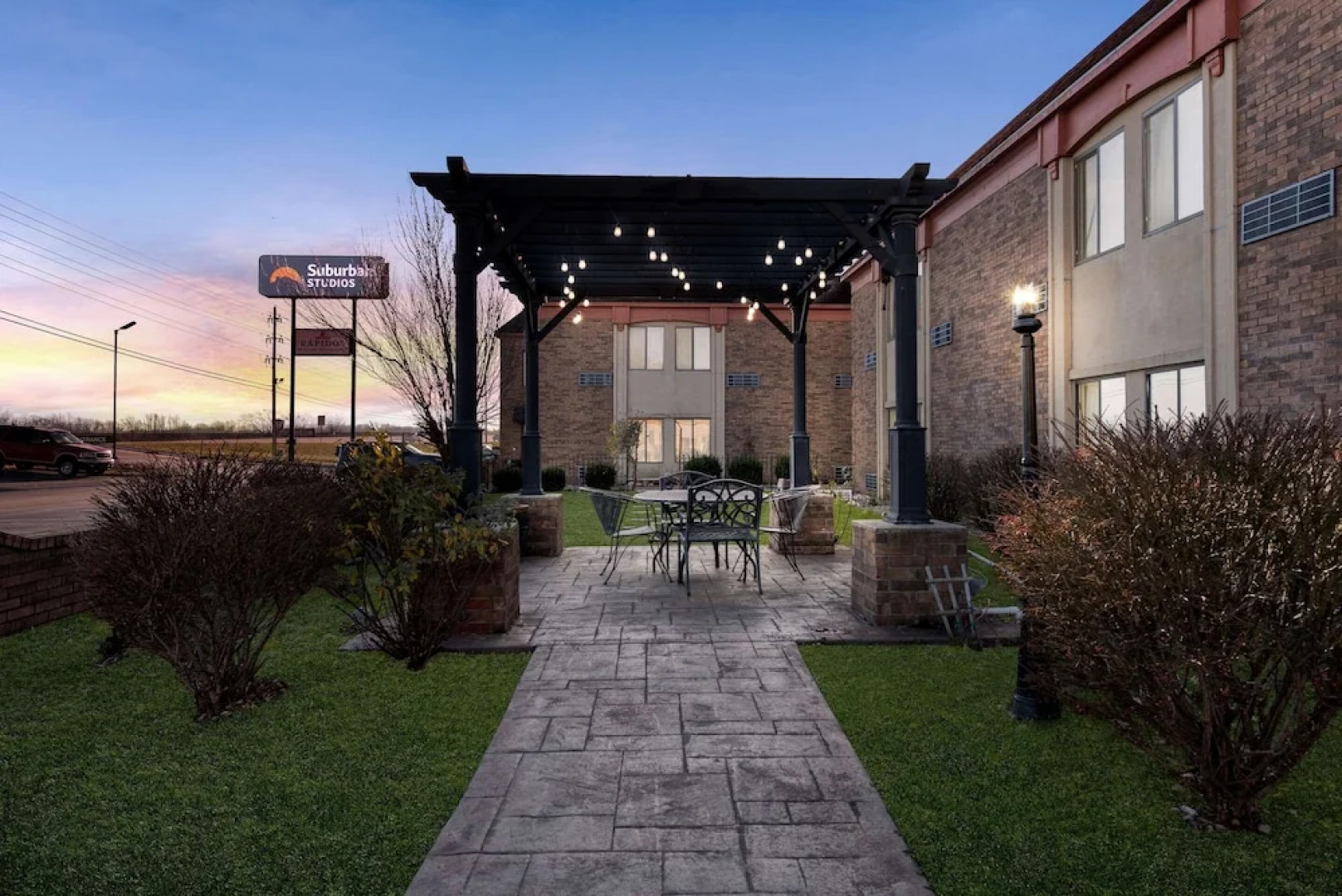 Suburban Studios Kansas City Airport North