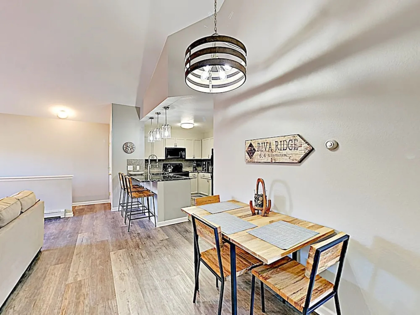 New Listing! Mountain-view : Pool & Hot Tub 2 Bedroom Condo