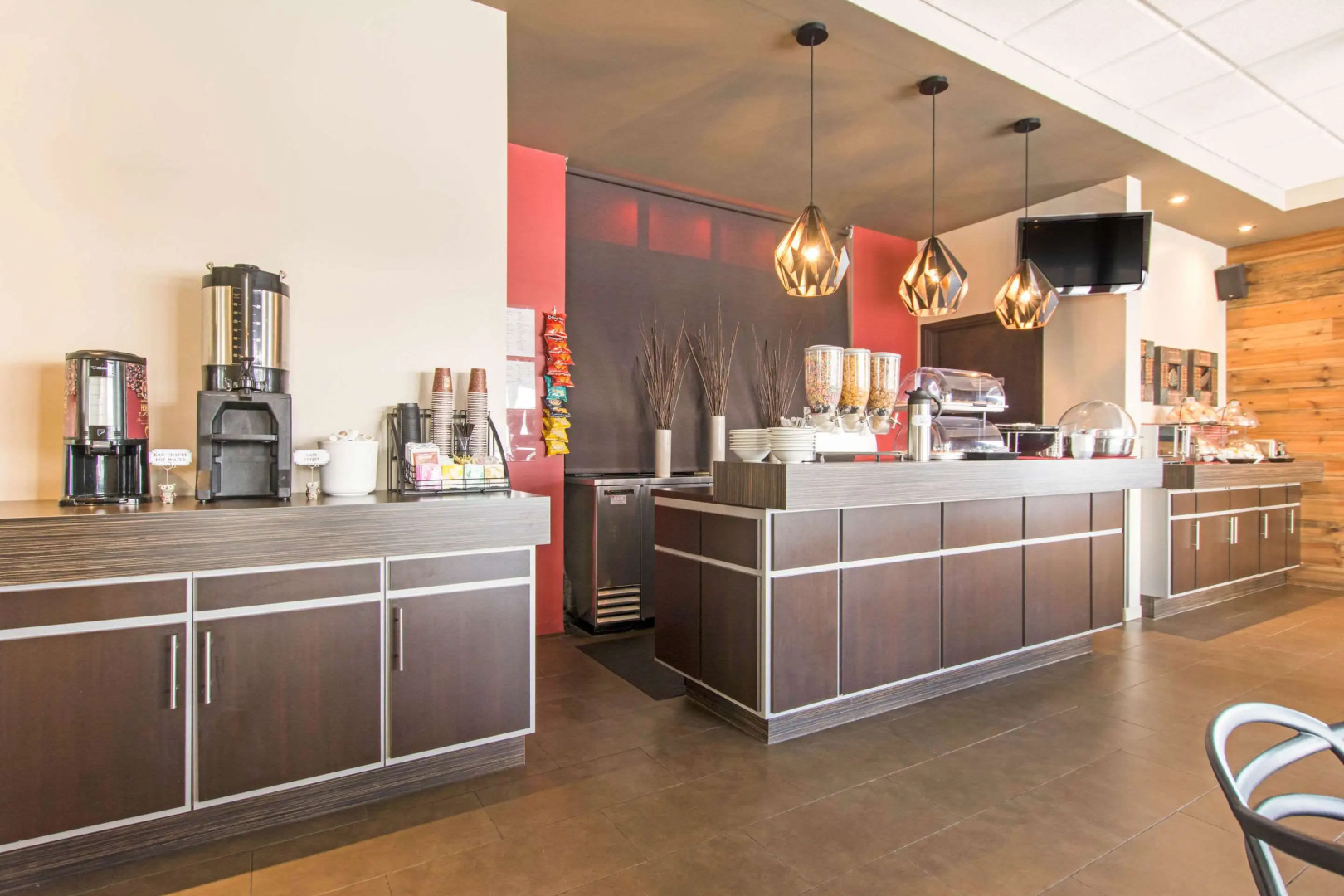 Econo Lodge Inn & Suites