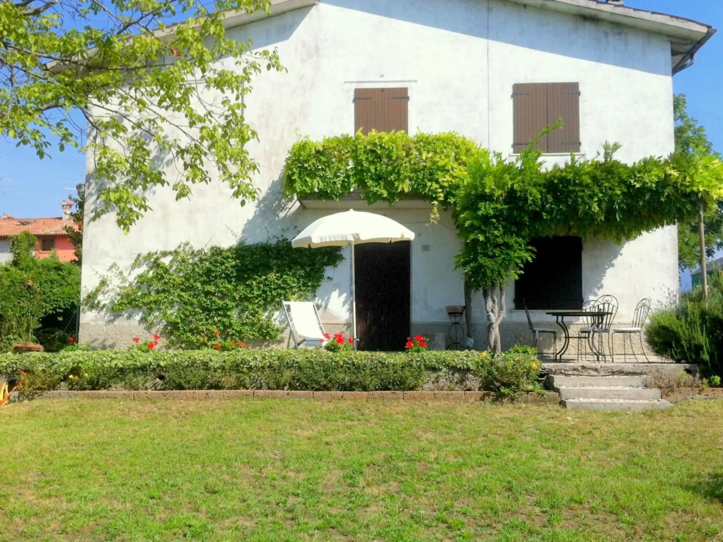 Scenic Holiday Home in Pastrengo near Lazise Lake & City Center