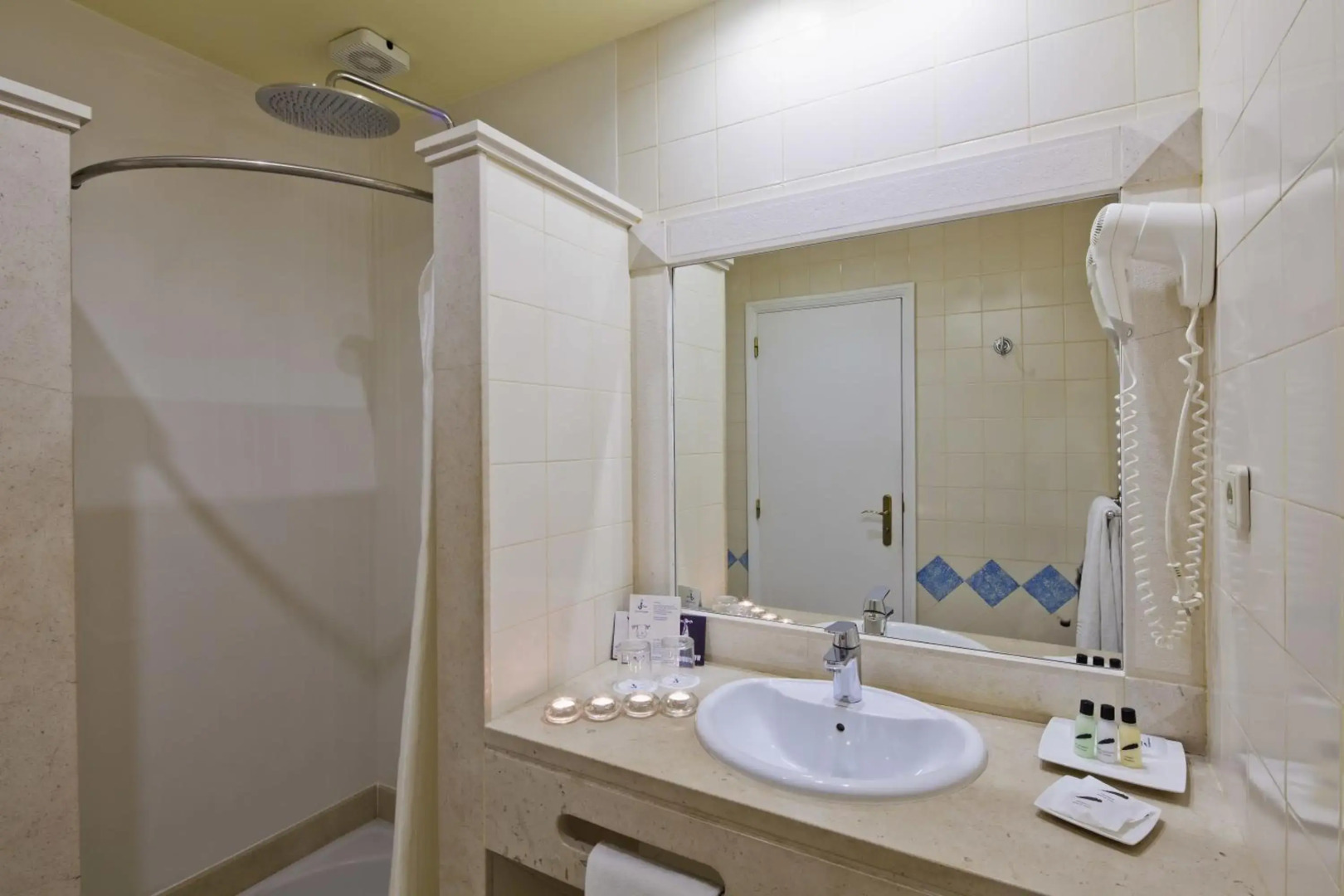 Costa D’Oiro Ambiance Village