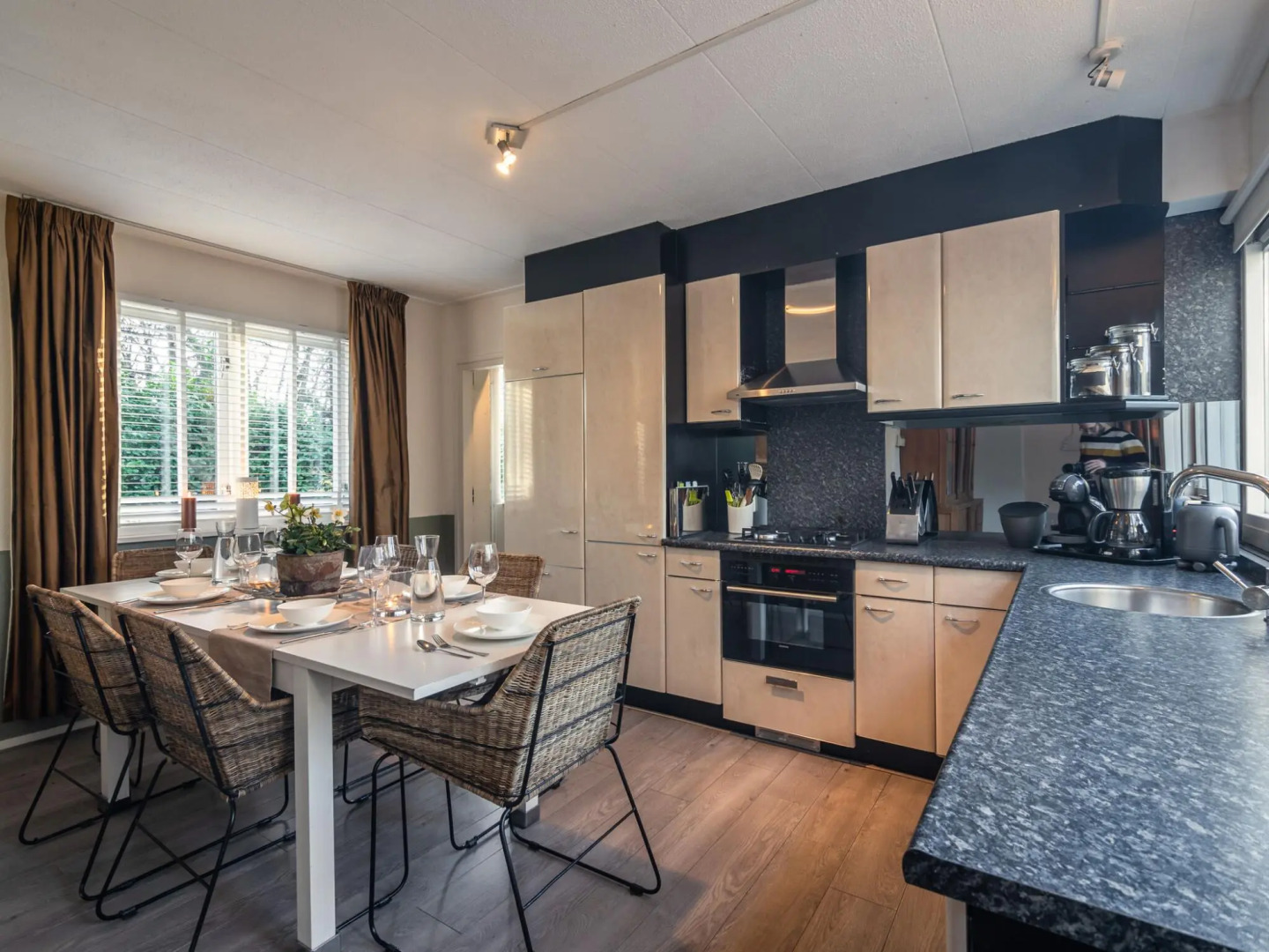 Detached villa with enclosed wooded garden with lawn and bubble bath