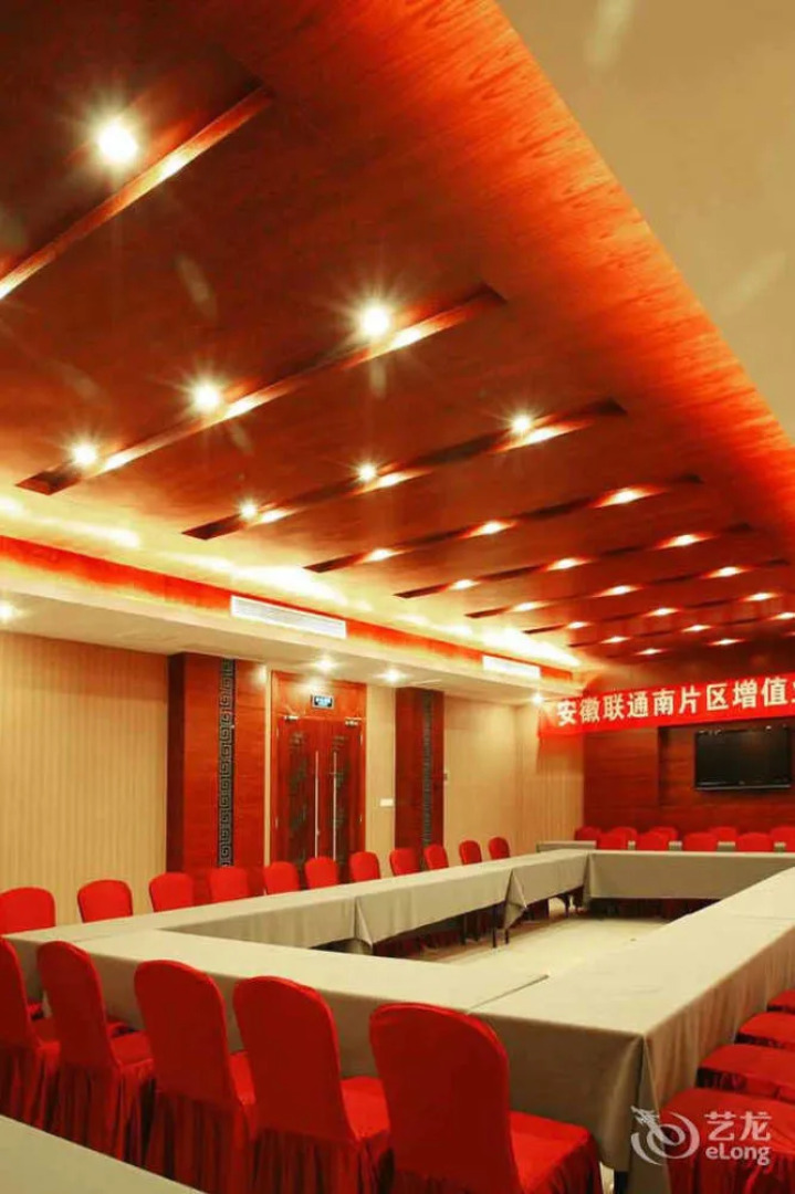 By The Peach Blossom Pool Holiday Hotel