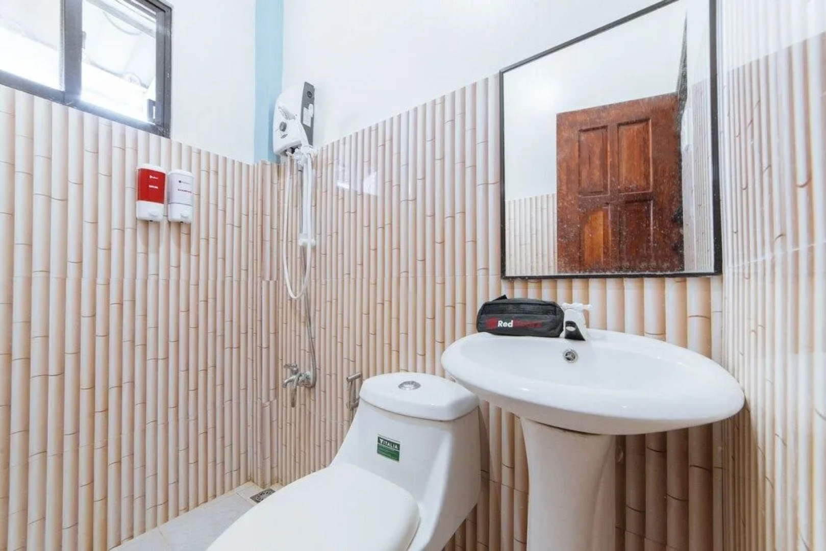 RedDoorz Near Lucap Wharf Alaminos