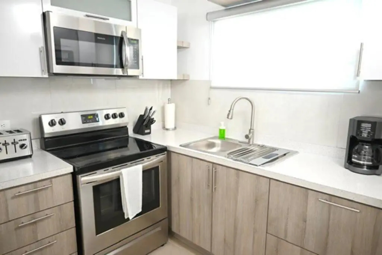 NEW Remodeled pool house 2 minutes from beach