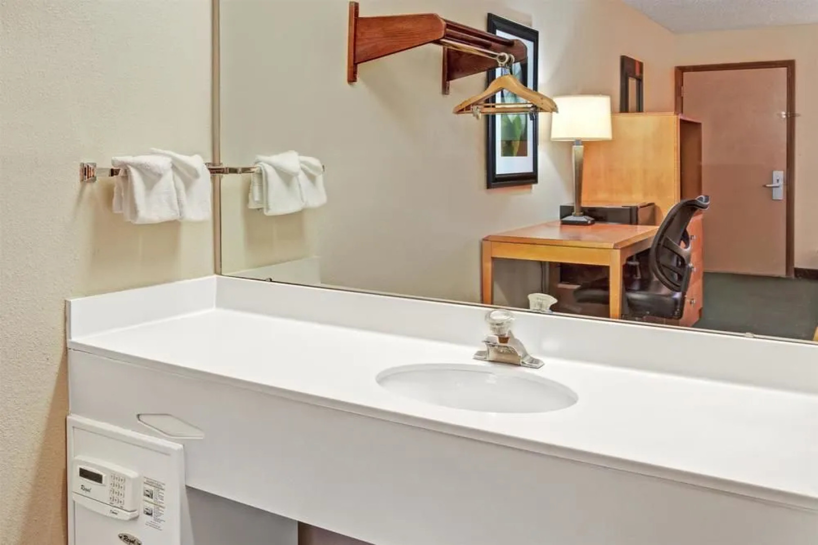 Super 8 Westlake/Cleveland