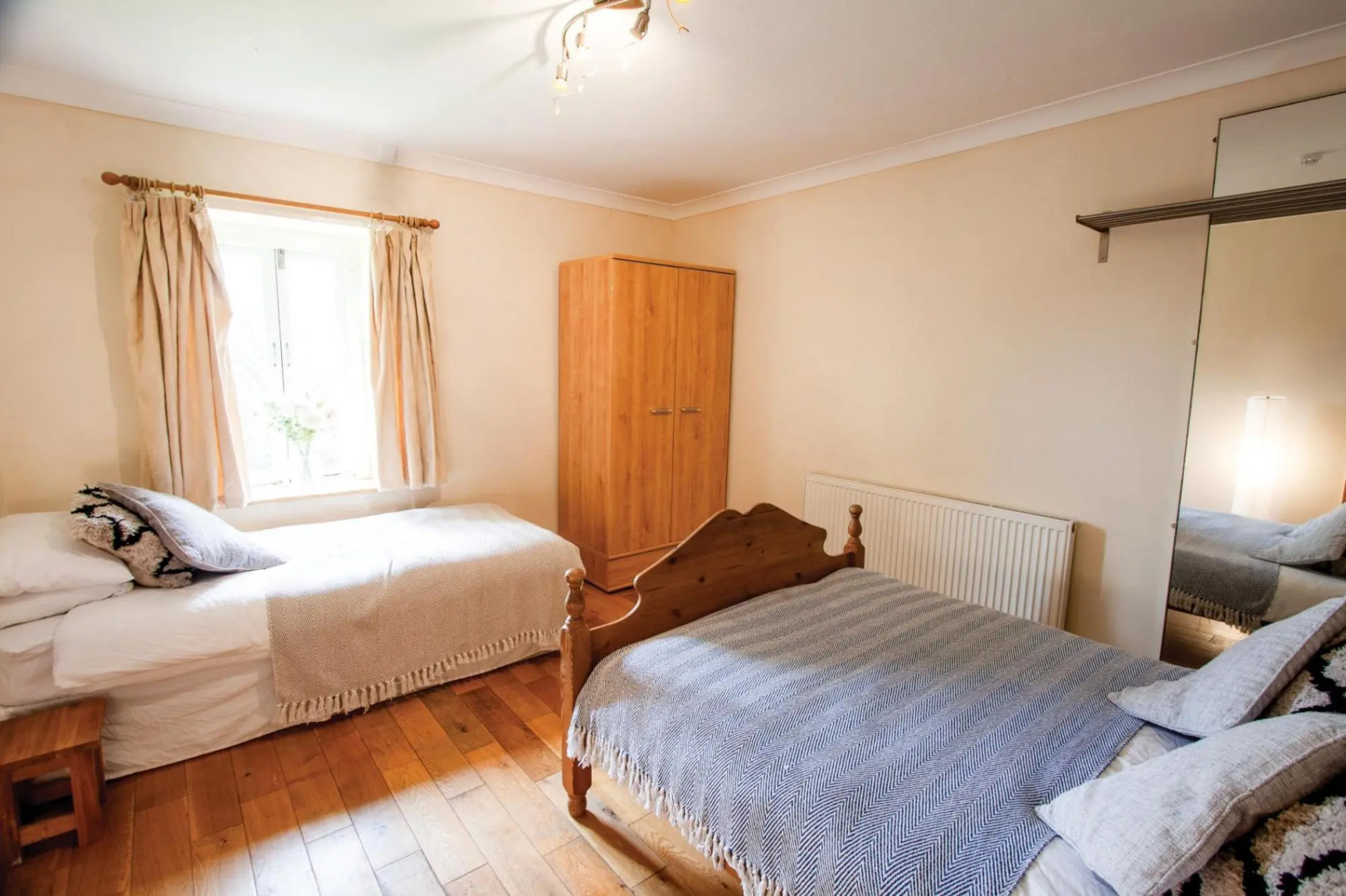 The Lake House Retreat - 7 Bedroom Holiday Home - Sleeps 20 - Southgate