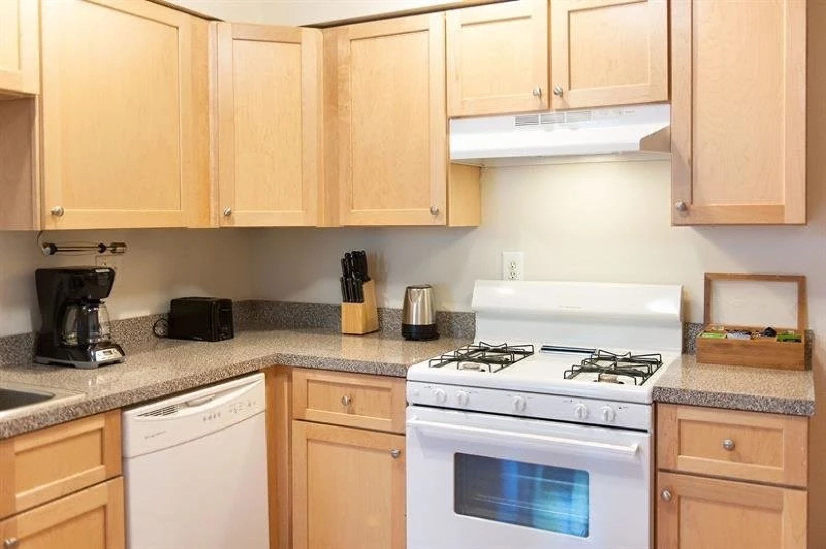 Airy 2BR in Lincoln Park by Sonder