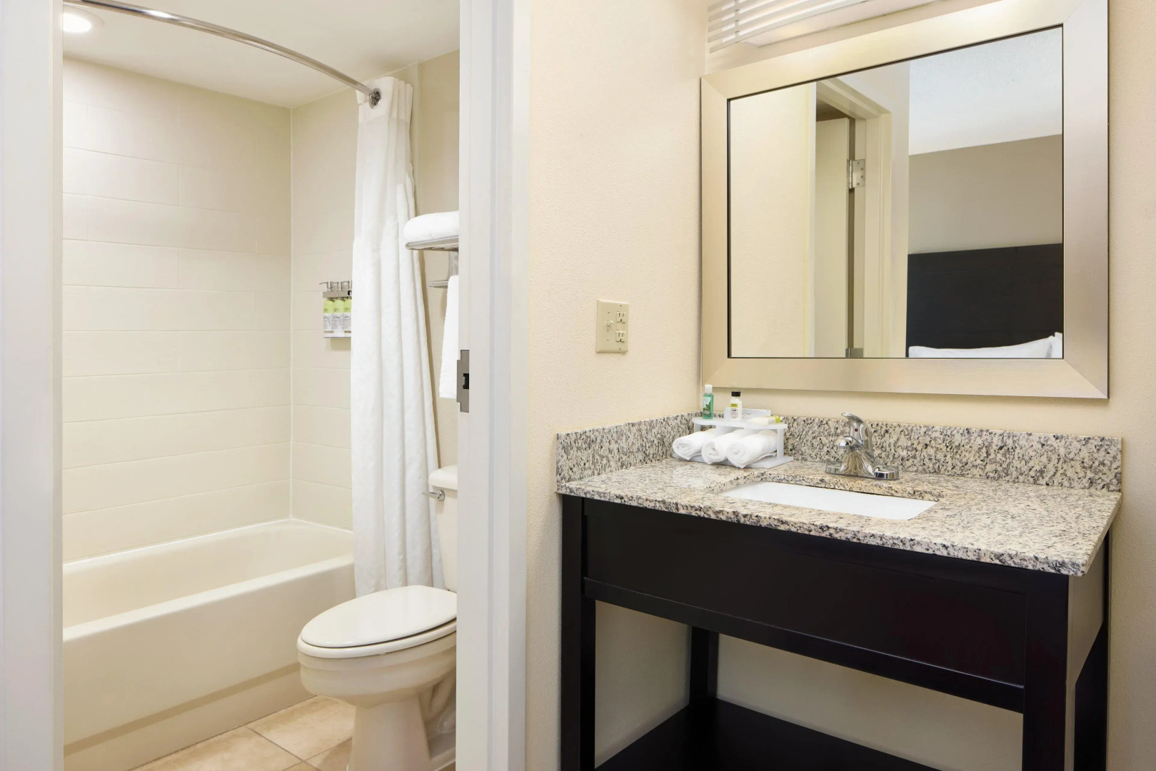 Holiday Inn Express & Suites Alpharetta - Windward Parkway by IHG