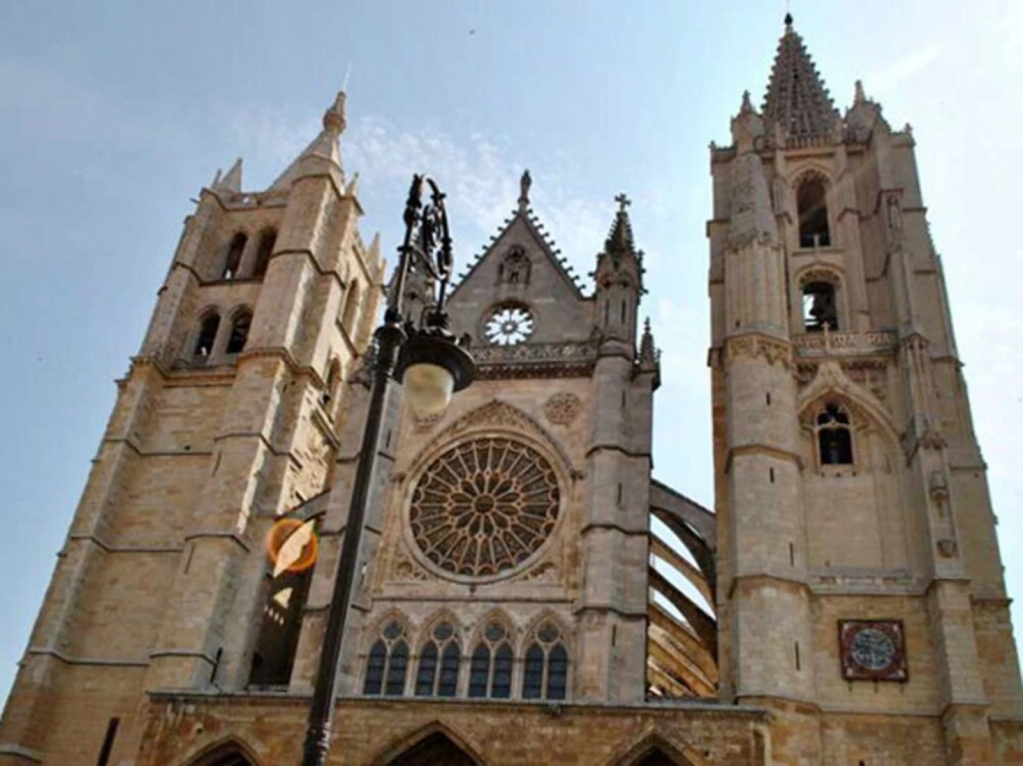 Rustic, 3-bedroom House in Villamanín With a Furnished Terrace, Garden