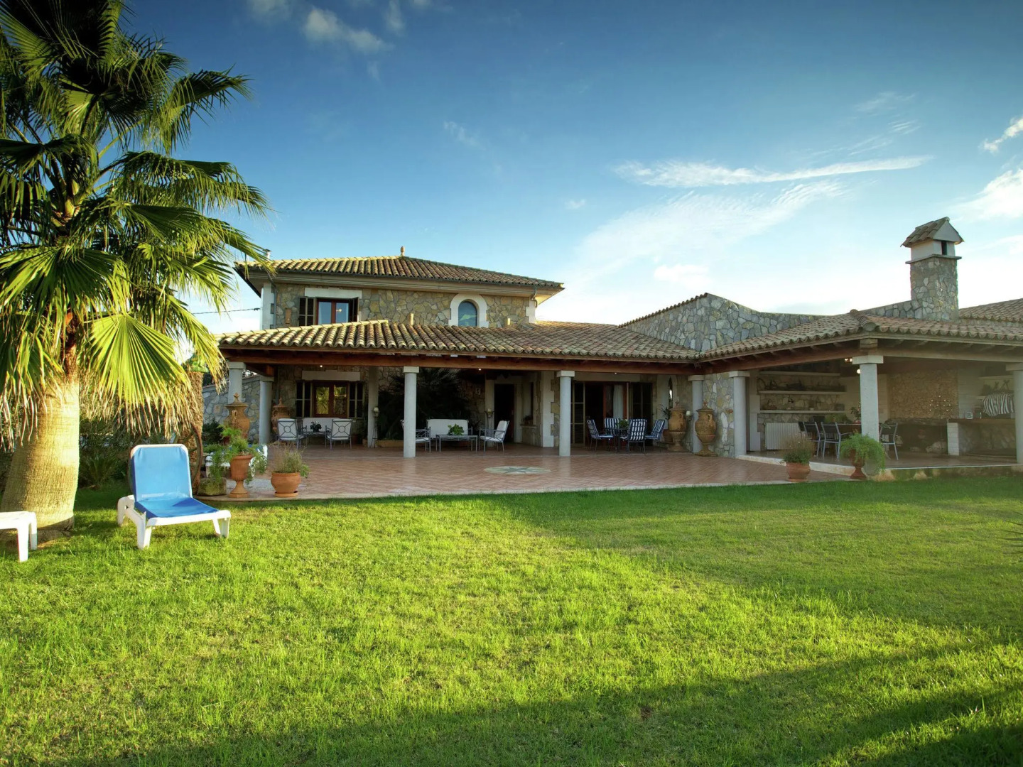 Luxurious Villa Perfect for Large Families, Near the Beach