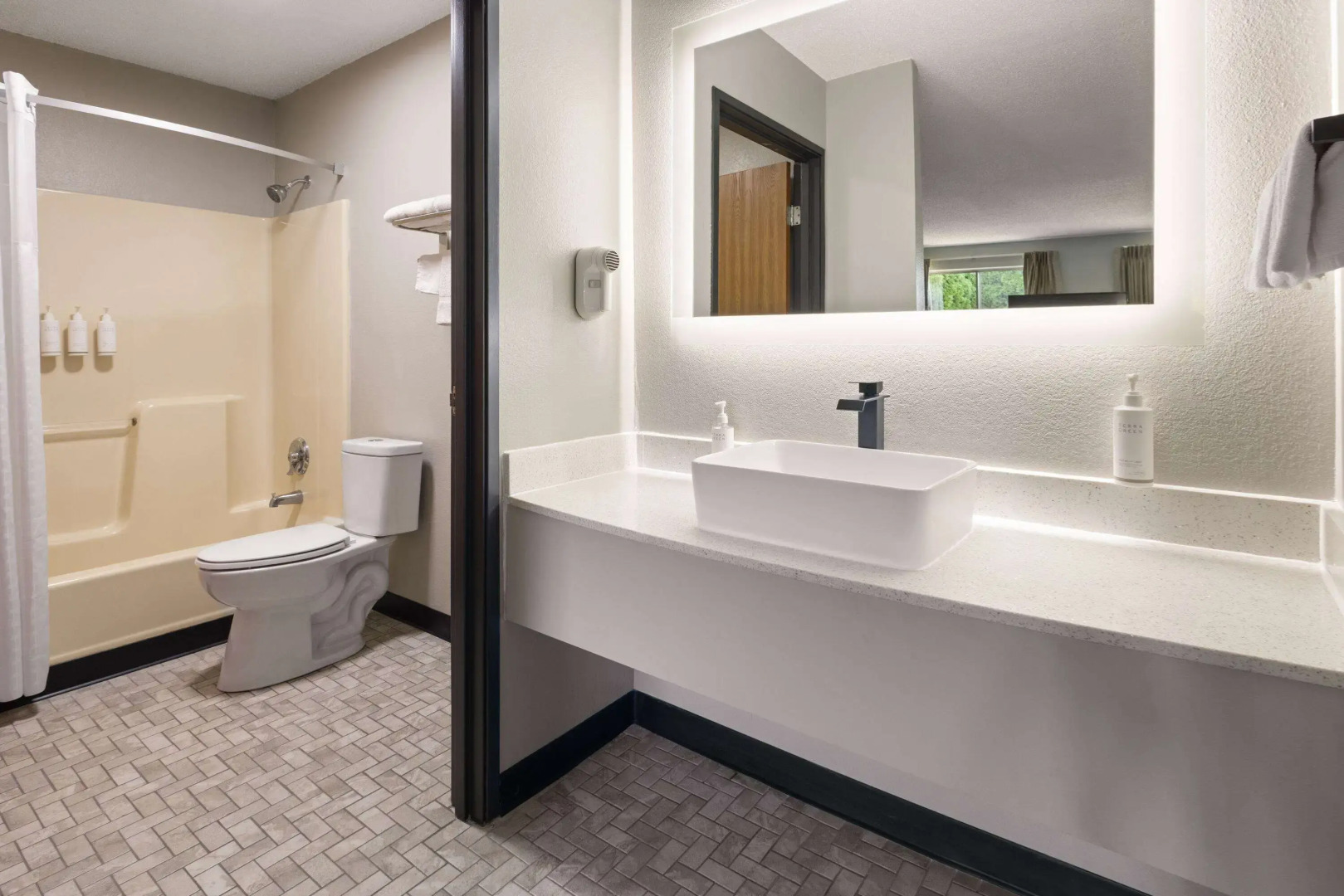 Super 8 by Wyndham Burnham/Lewistown