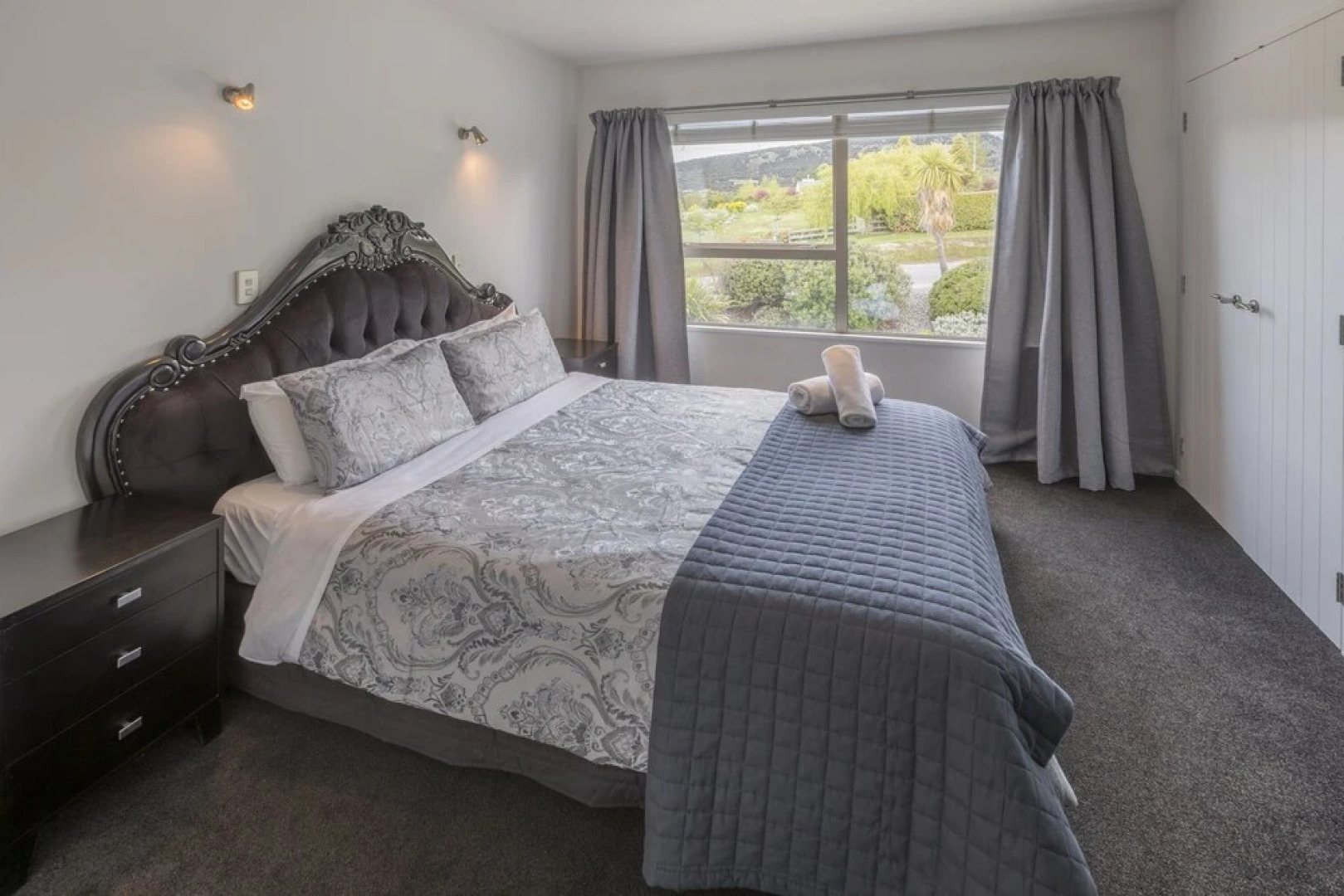 Toodle's Super Six in Wanaka w Mountain Views