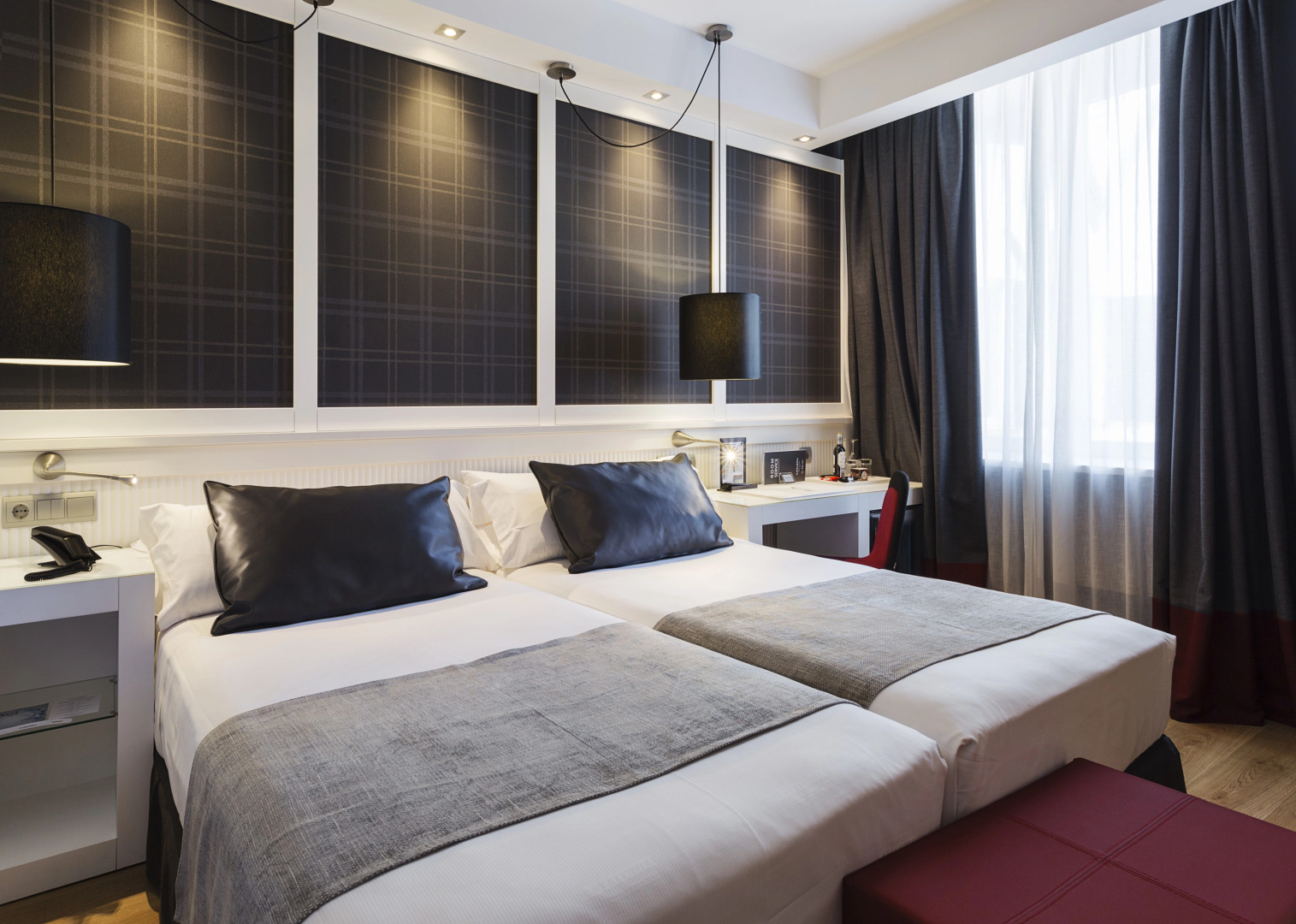 Отель Catalonia Reina Victoria