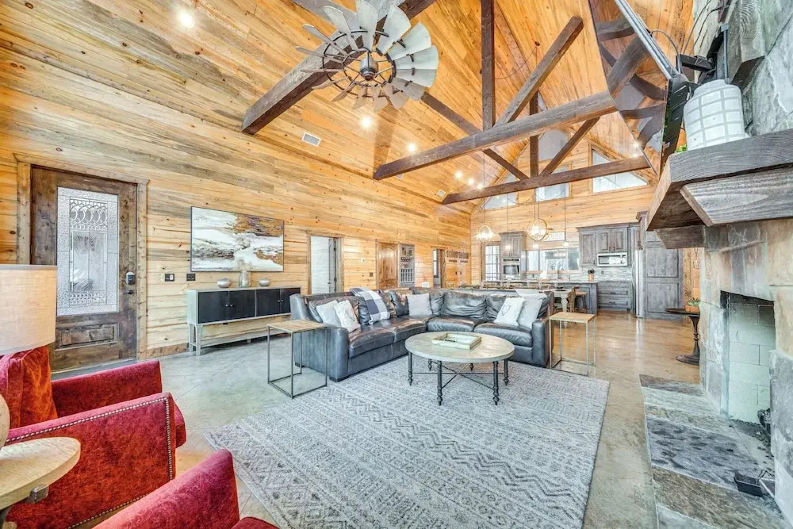 Hot Tub & Game Room: Spacious Cabin in Broken Bow!
