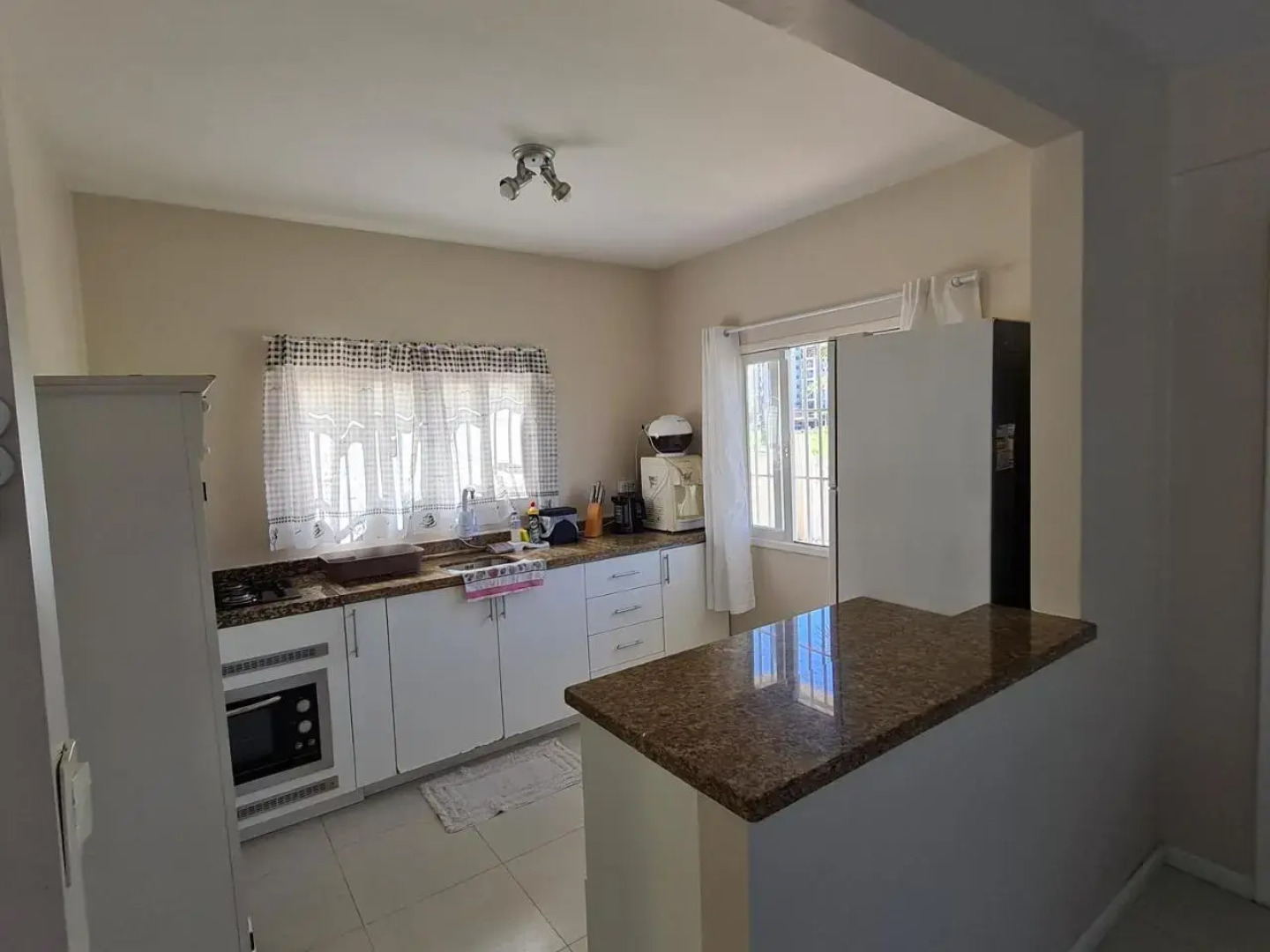 Ampla casa com 5 quartos e vista para o mar