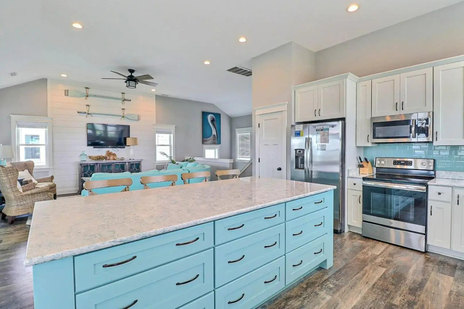 4059 - Bikinis & Martinis