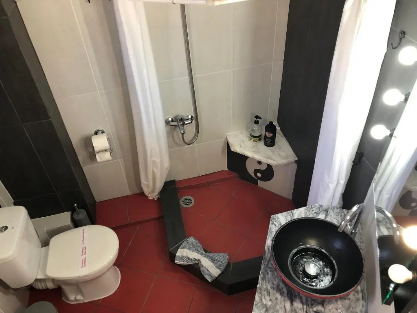 Gallery House in Drama