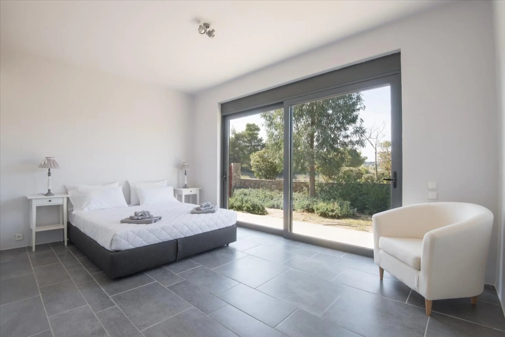 Minimal Sea View Maisonette