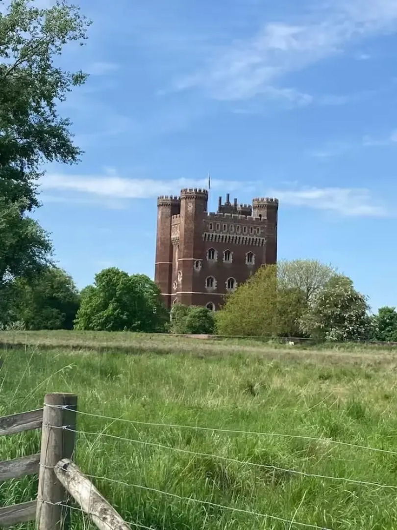 Caravan-sleep8-hottub-freep-balcony-familyfriendly