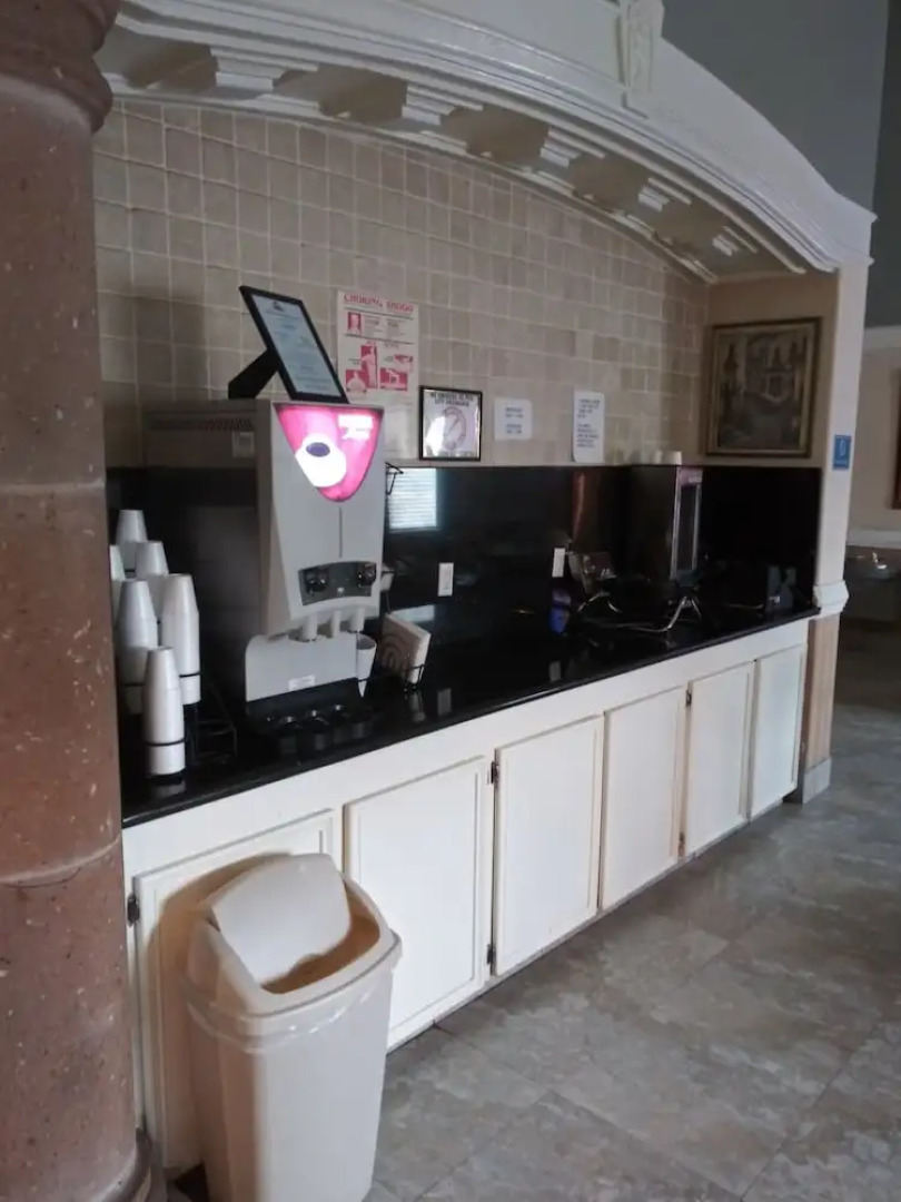 Deluxe 6 Inn & Suites