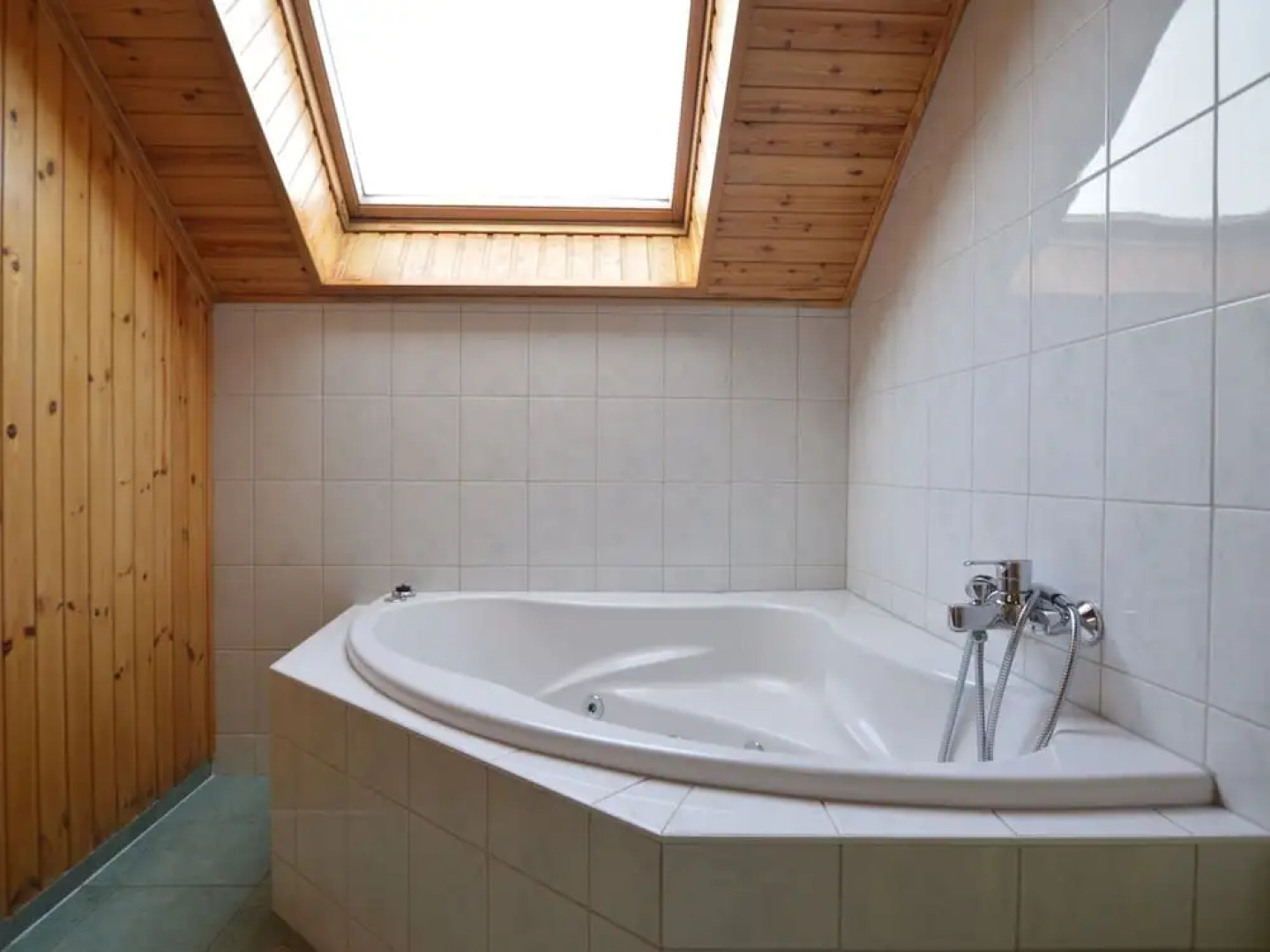 Modern Holiday Home in Robertville with Garden